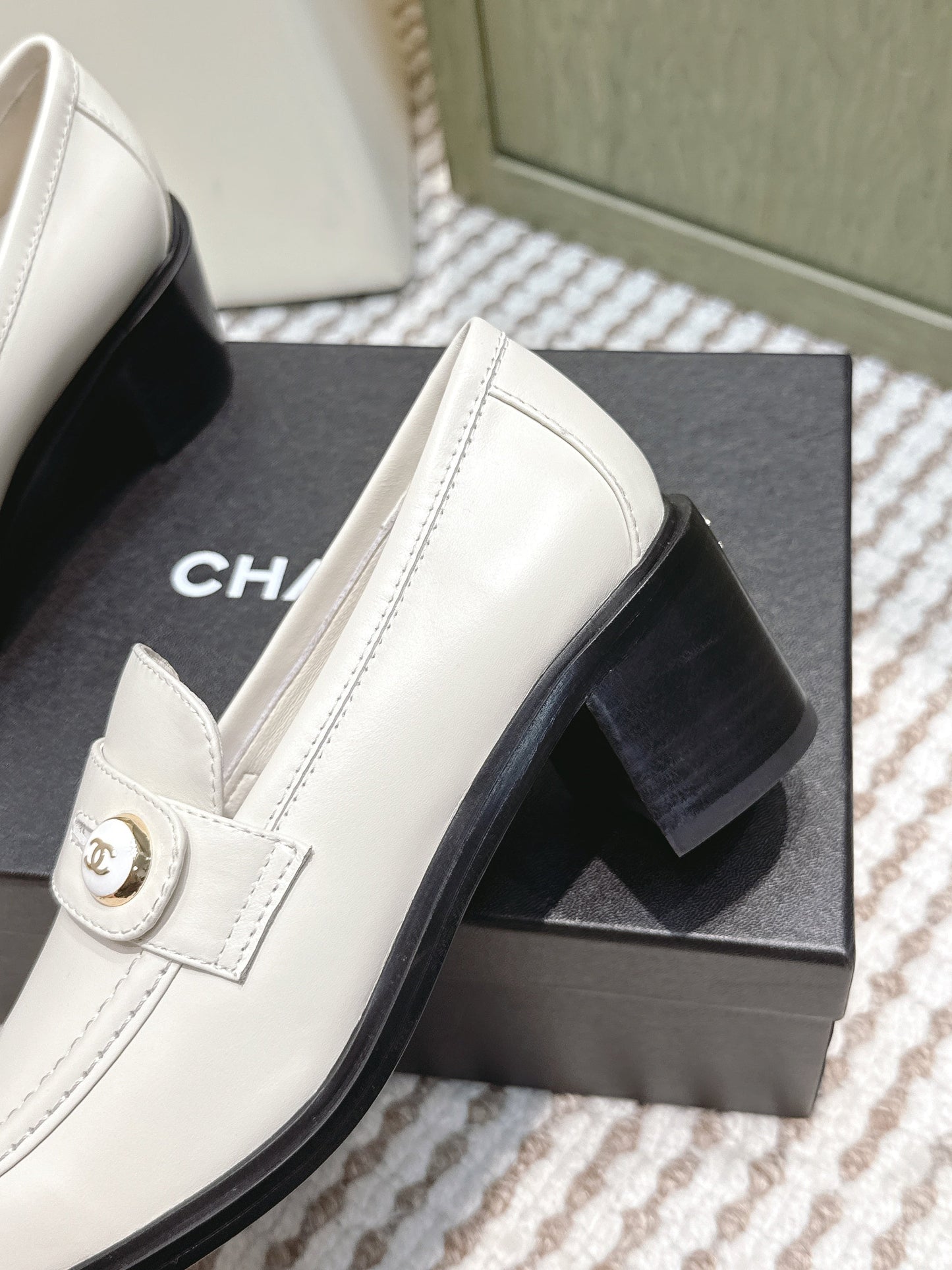 CHANEL 25S GODDESS MOCCASIN LOAFERS 65MM IN WHITE CALFSKIN GOLD HARDWARE - 35
