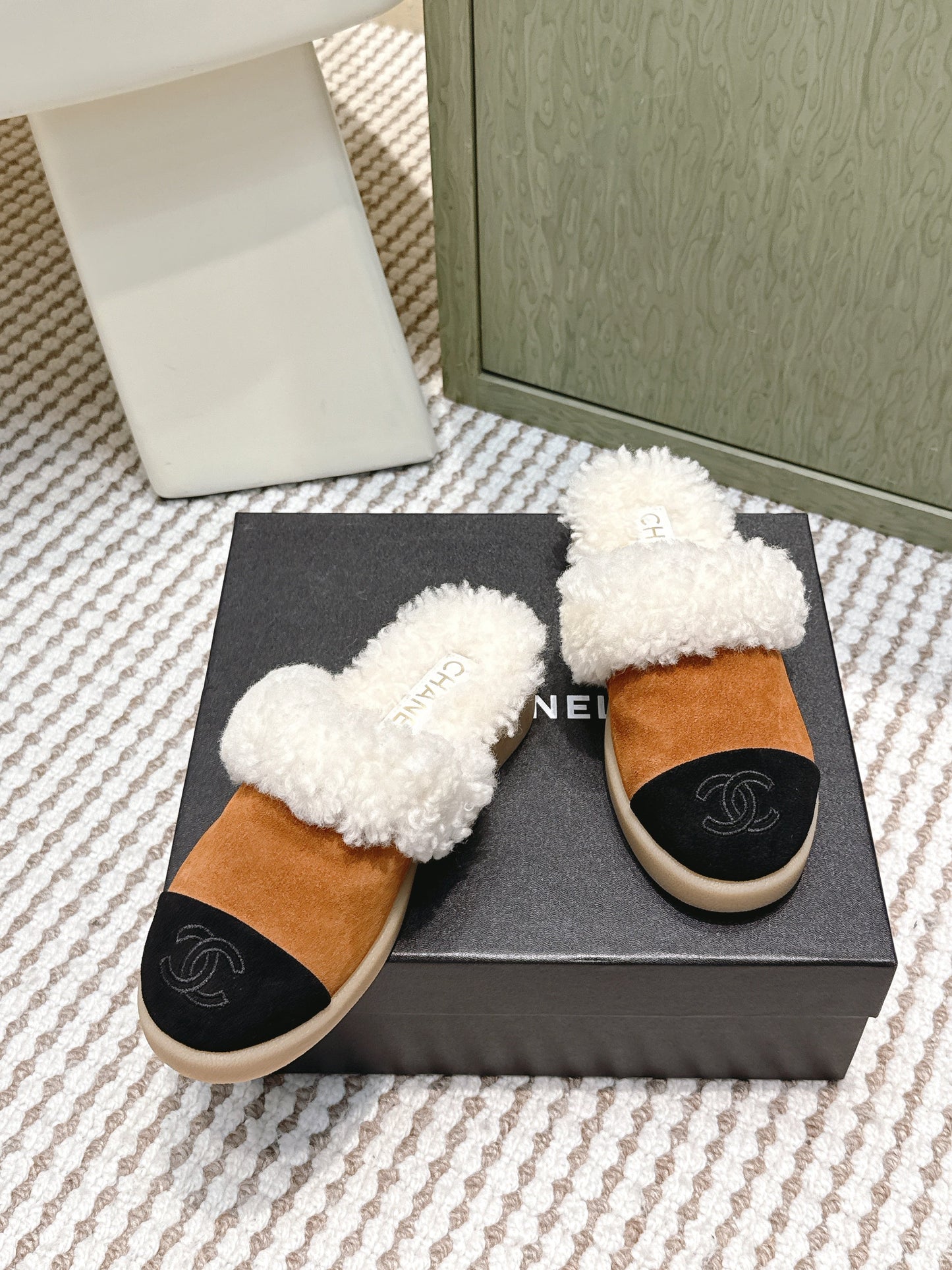 CHANEL 25S INDOOR SLIPPERS IN CARAMEL AND BLACK SUEDE FUR-LINED - 35
