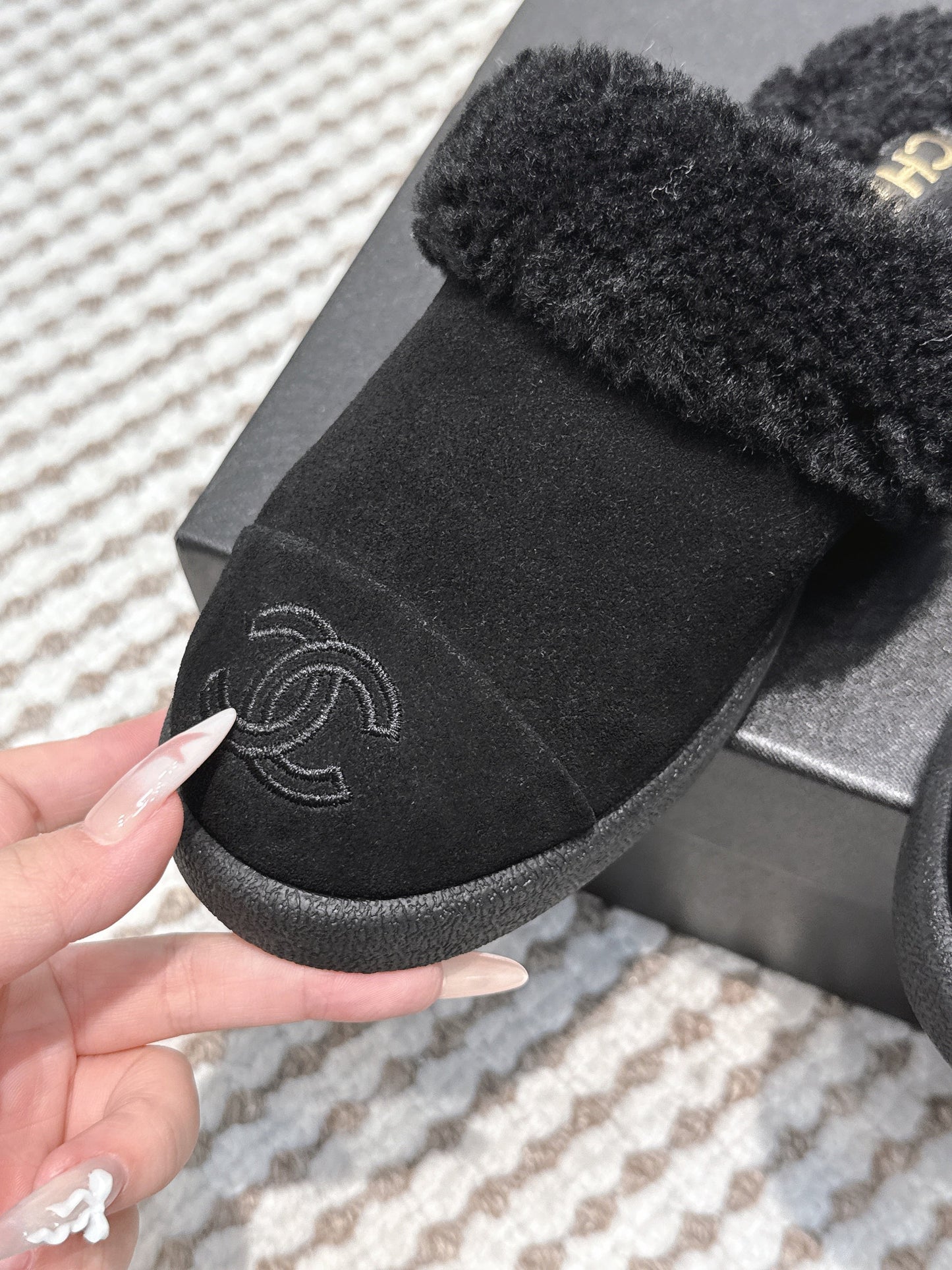 CHANEL 25S INDOOR SLIPPERS IN BLACK SUEDE FUR-LINED - 35