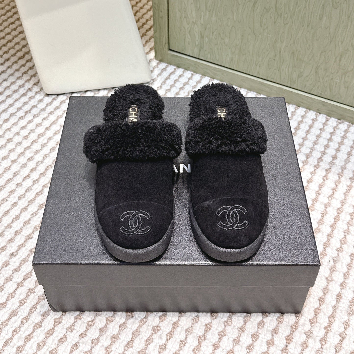 CHANEL 25S INDOOR SLIPPERS IN BLACK SUEDE FUR-LINED - 35