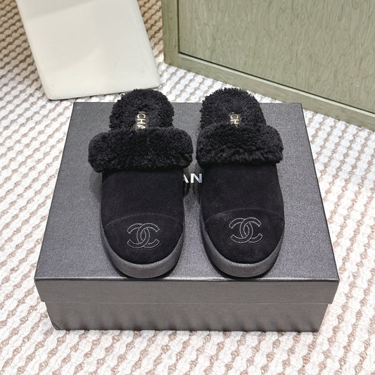 CHANEL 25S INDOOR SLIPPERS IN BLACK SUEDE FUR-LINED - 35