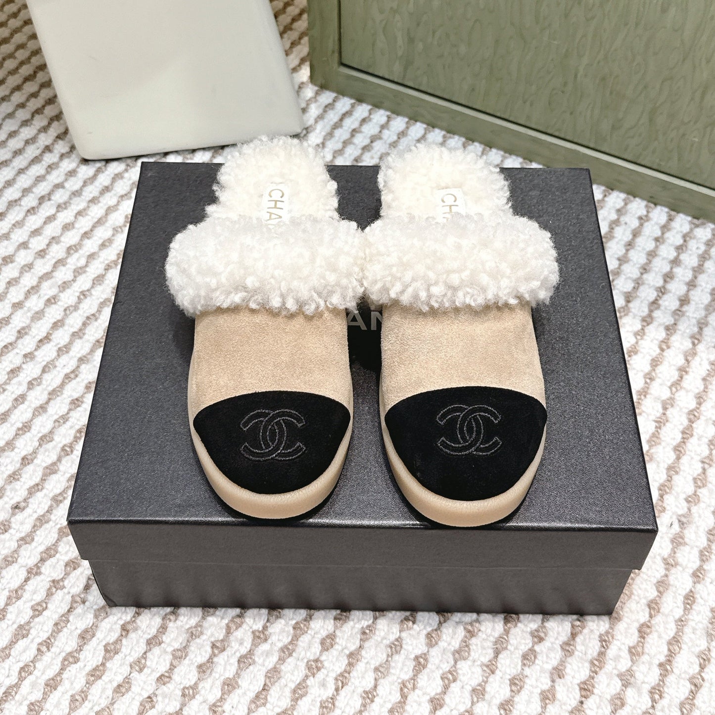 CHANEL 25S INDOOR SLIPPERS IN BEIGE AND BLACK SUEDE FUR-LINED - 35