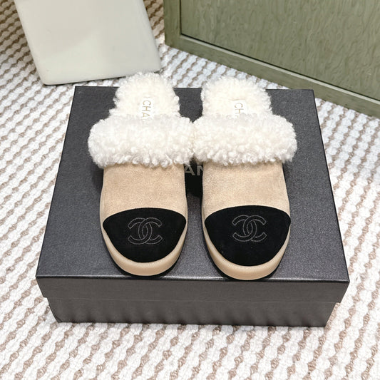 CHANEL 25S INDOOR SLIPPERS IN BEIGE AND BLACK SUEDE FUR-LINED - 35
