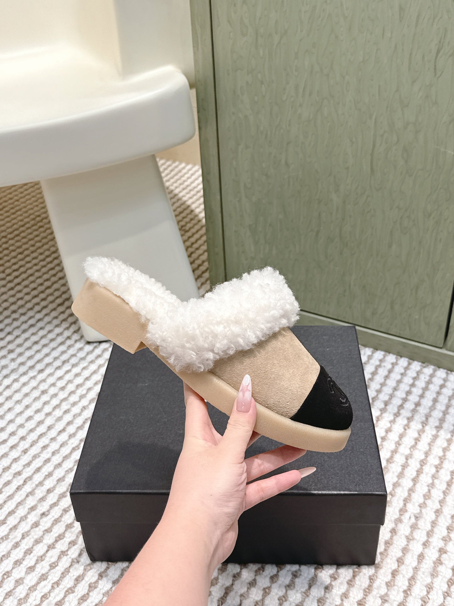 CHANEL 25S INDOOR SLIPPERS IN BEIGE AND BLACK SUEDE FUR-LINED - 35