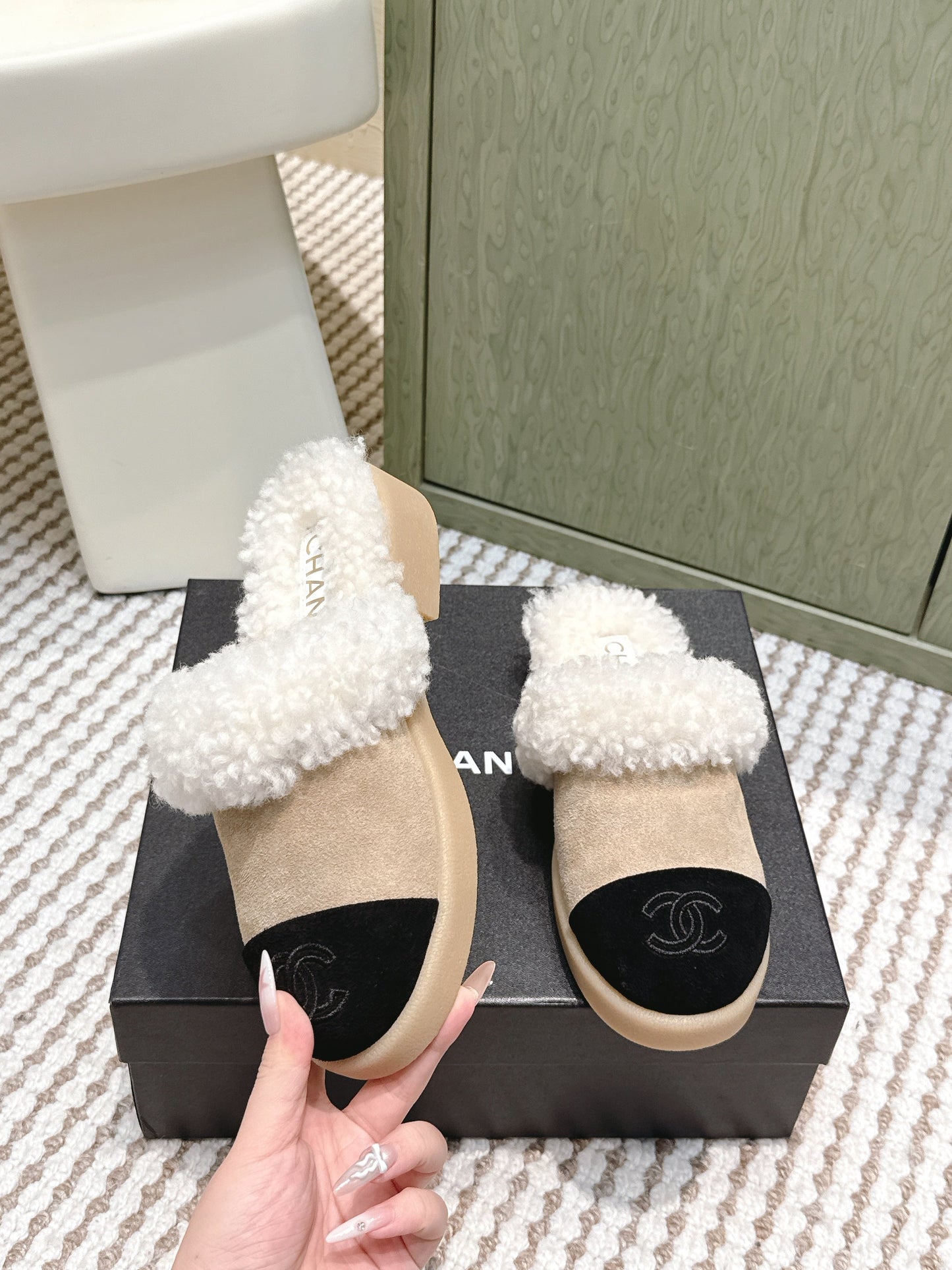 CHANEL 25S INDOOR SLIPPERS IN BEIGE AND BLACK SUEDE FUR-LINED - 35
