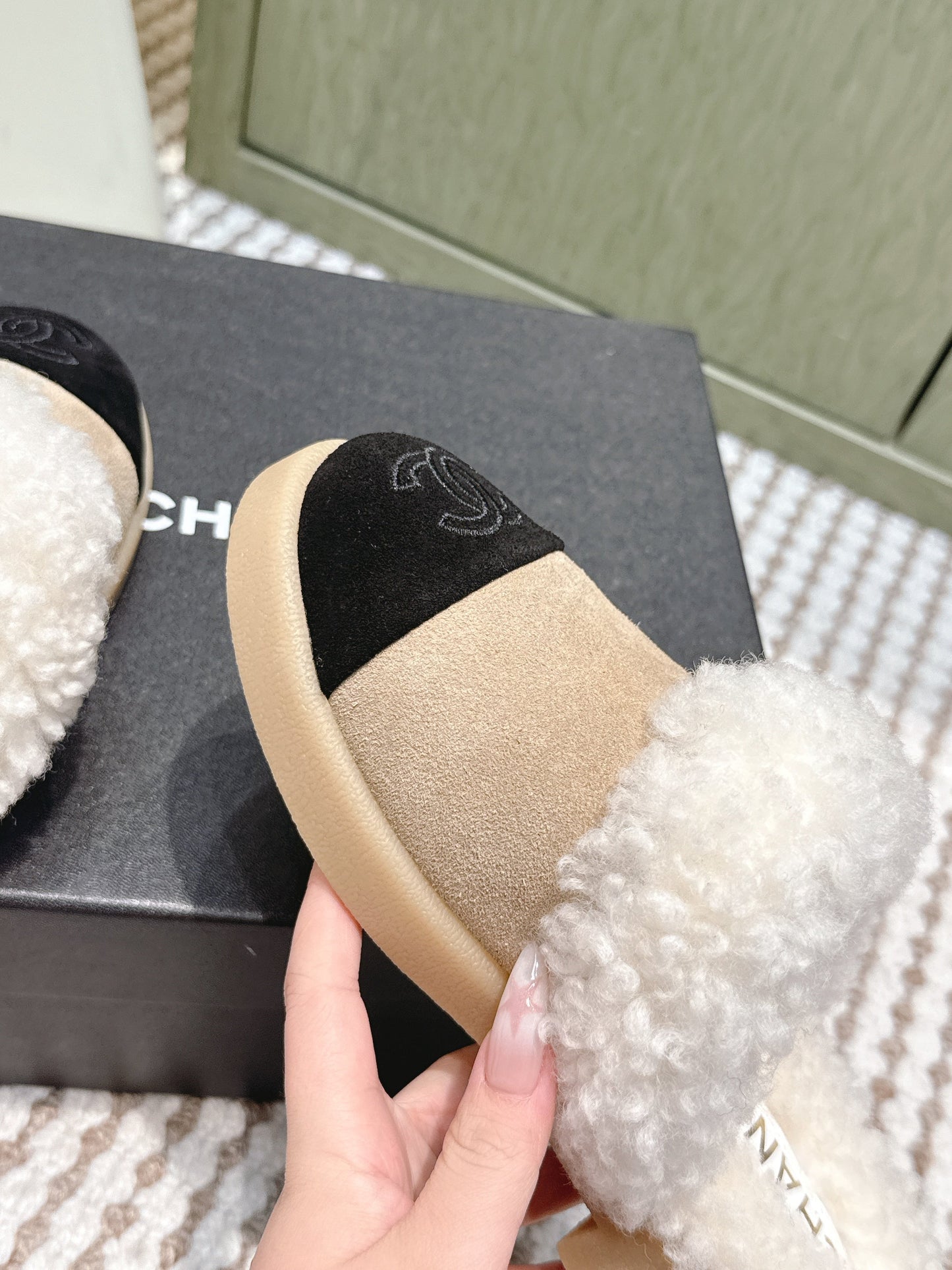 CHANEL 25S INDOOR SLIPPERS IN BEIGE AND BLACK SUEDE FUR-LINED - 35