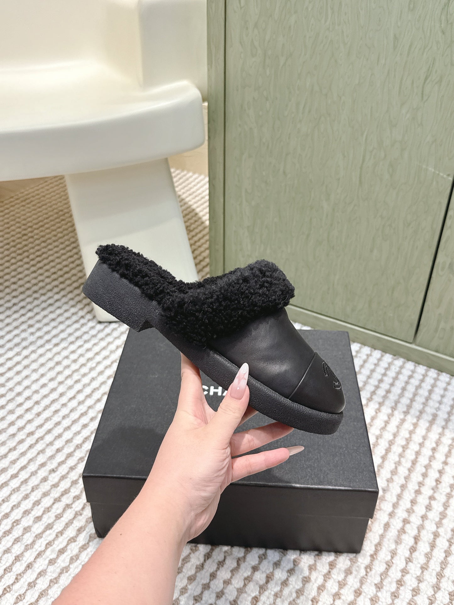 CHANEL 25S INDOOR SLIPPERS IN BLACK CALFSKIN FUR-LINED - 35