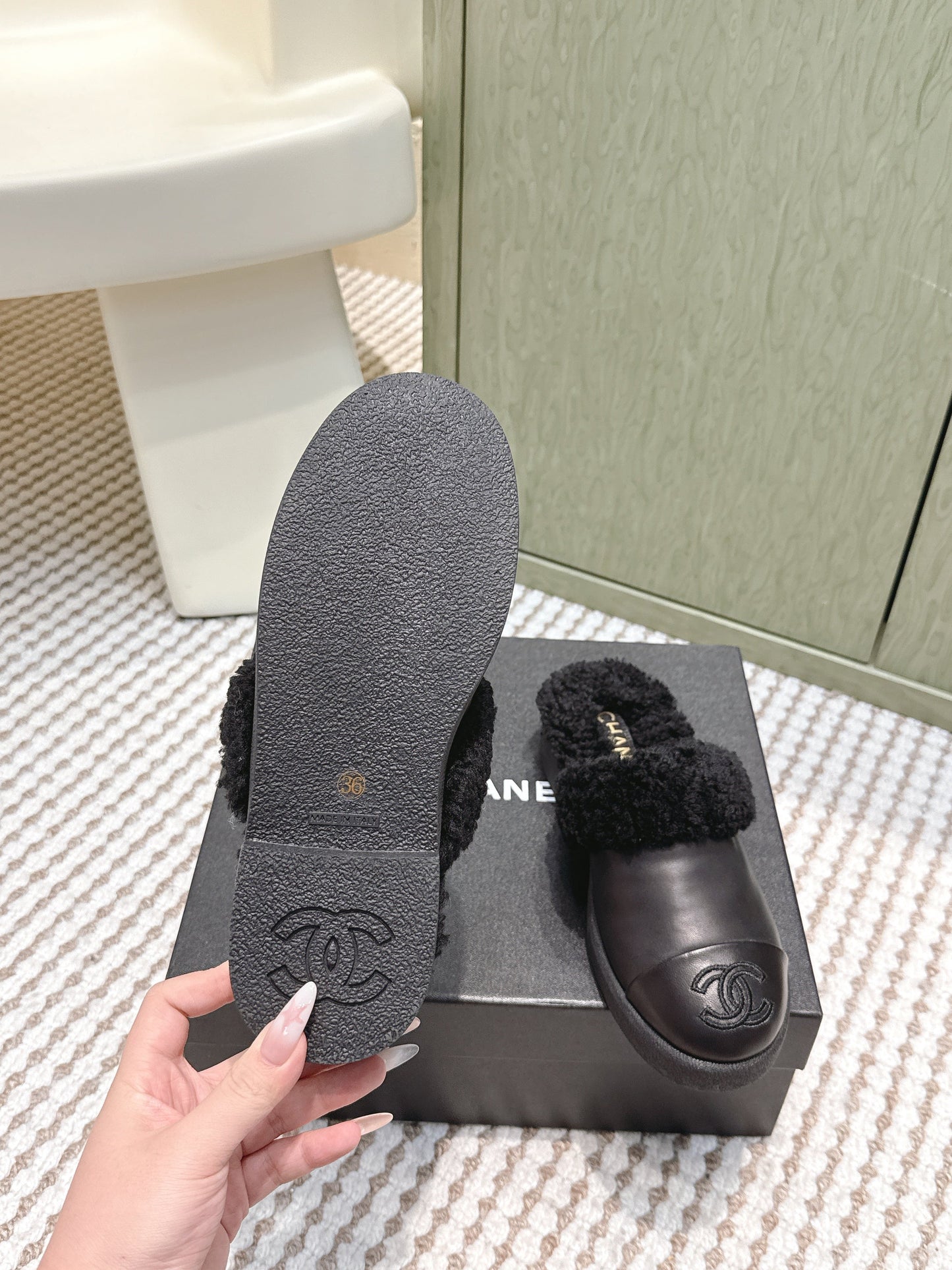 CHANEL 25S INDOOR SLIPPERS IN BLACK CALFSKIN FUR-LINED - 35