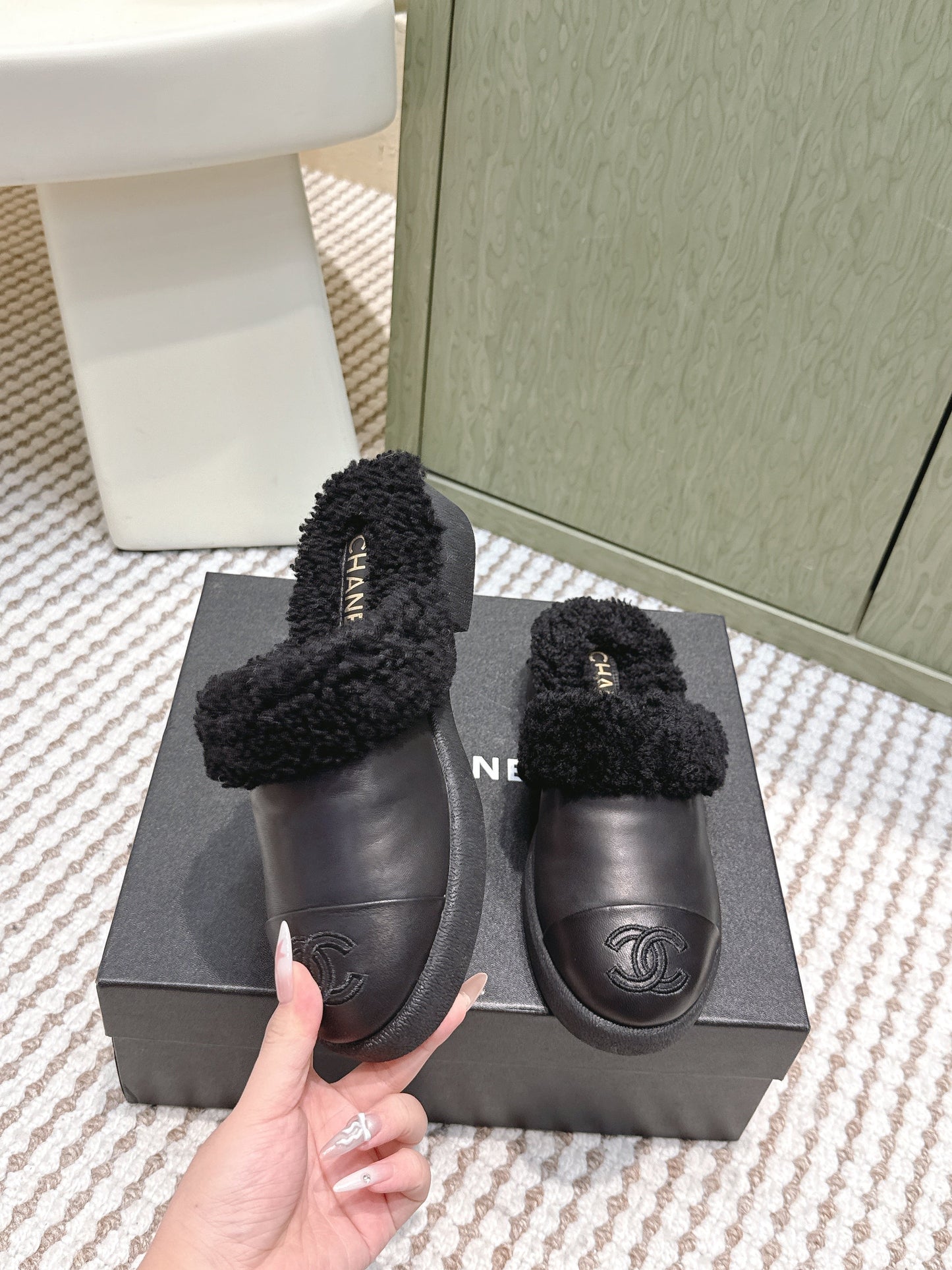 CHANEL 25S INDOOR SLIPPERS IN BLACK CALFSKIN FUR-LINED - 35