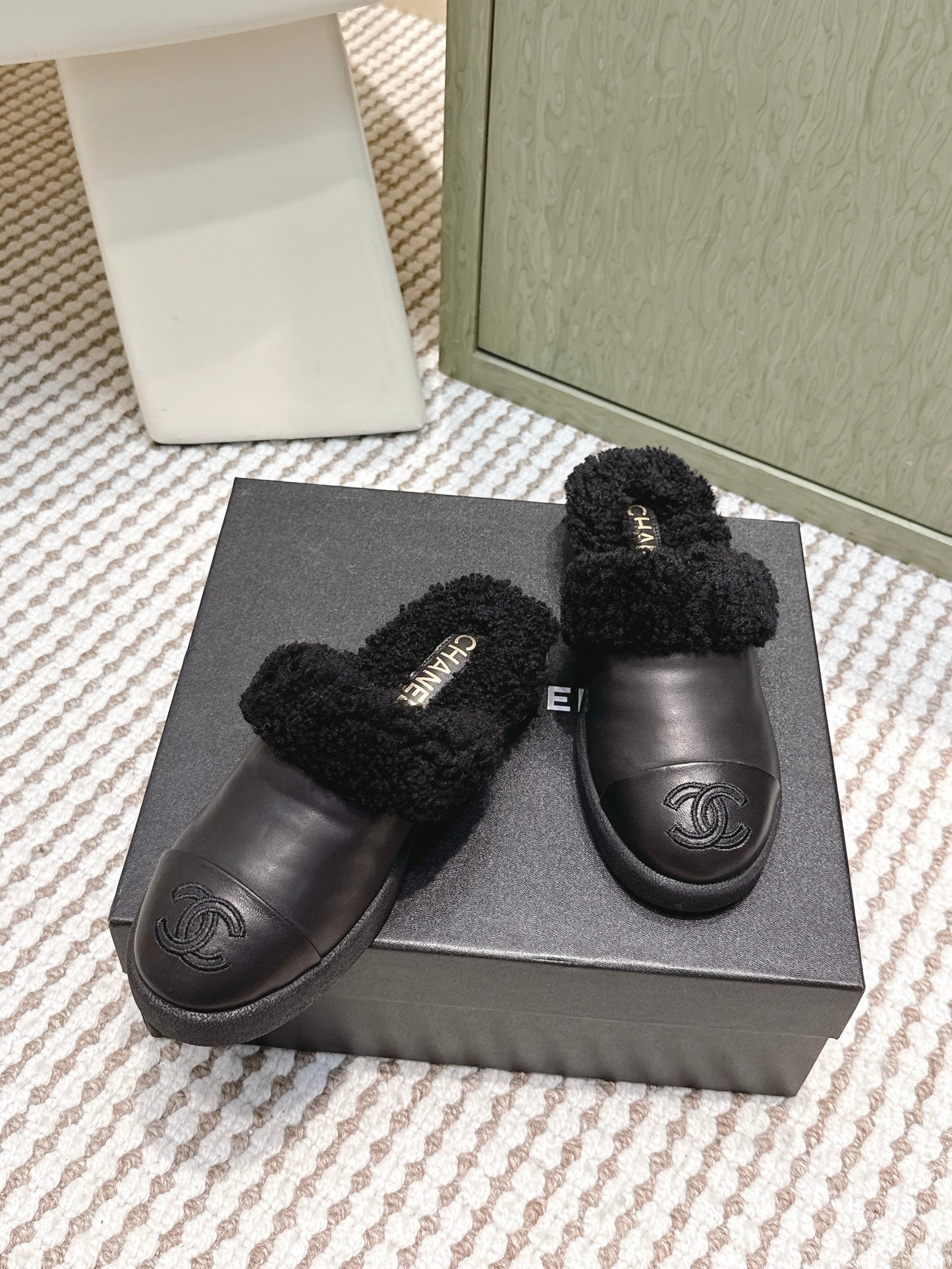 CHANEL 25S INDOOR SLIPPERS IN BLACK CALFSKIN FUR-LINED - 35