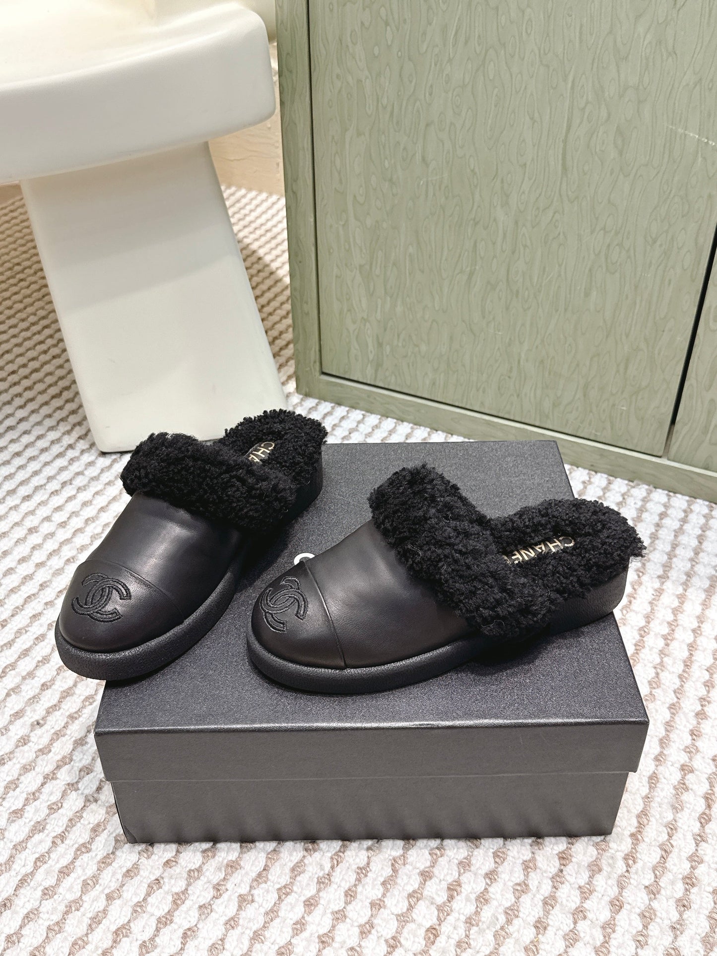 CHANEL 25S INDOOR SLIPPERS IN BLACK CALFSKIN FUR-LINED - 35