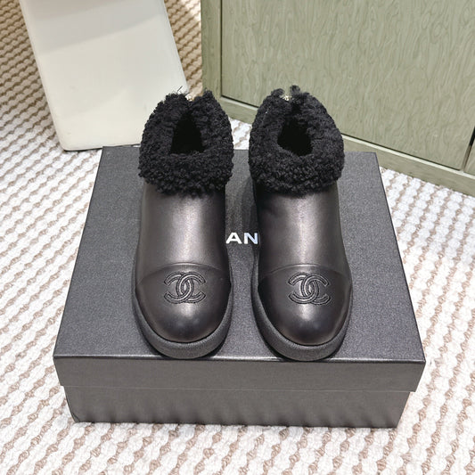 CHANEL 25S SHORT BOOTS IN BLACK CALFSKIN WITH SHEEPSKIN LINING - 35