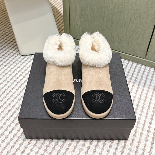CHANEL 25S SHORT SUEDE BOOTS IN BEIGE AND BLACK WITH SHEEPSKIN LINING - 35