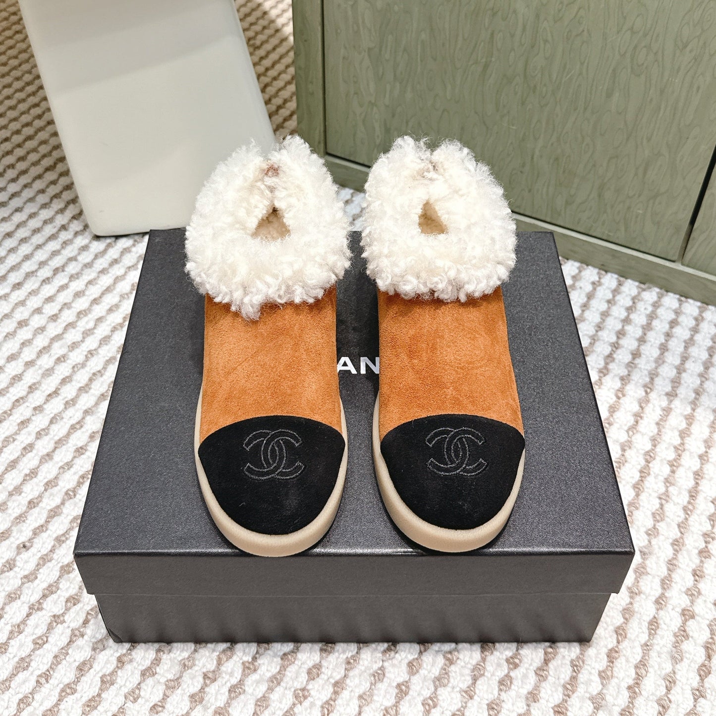 CHANEL 25S SHORT SUEDE BOOTS IN CARAMEL AND BLACK WITH SHEEPSKIN LINING - 35