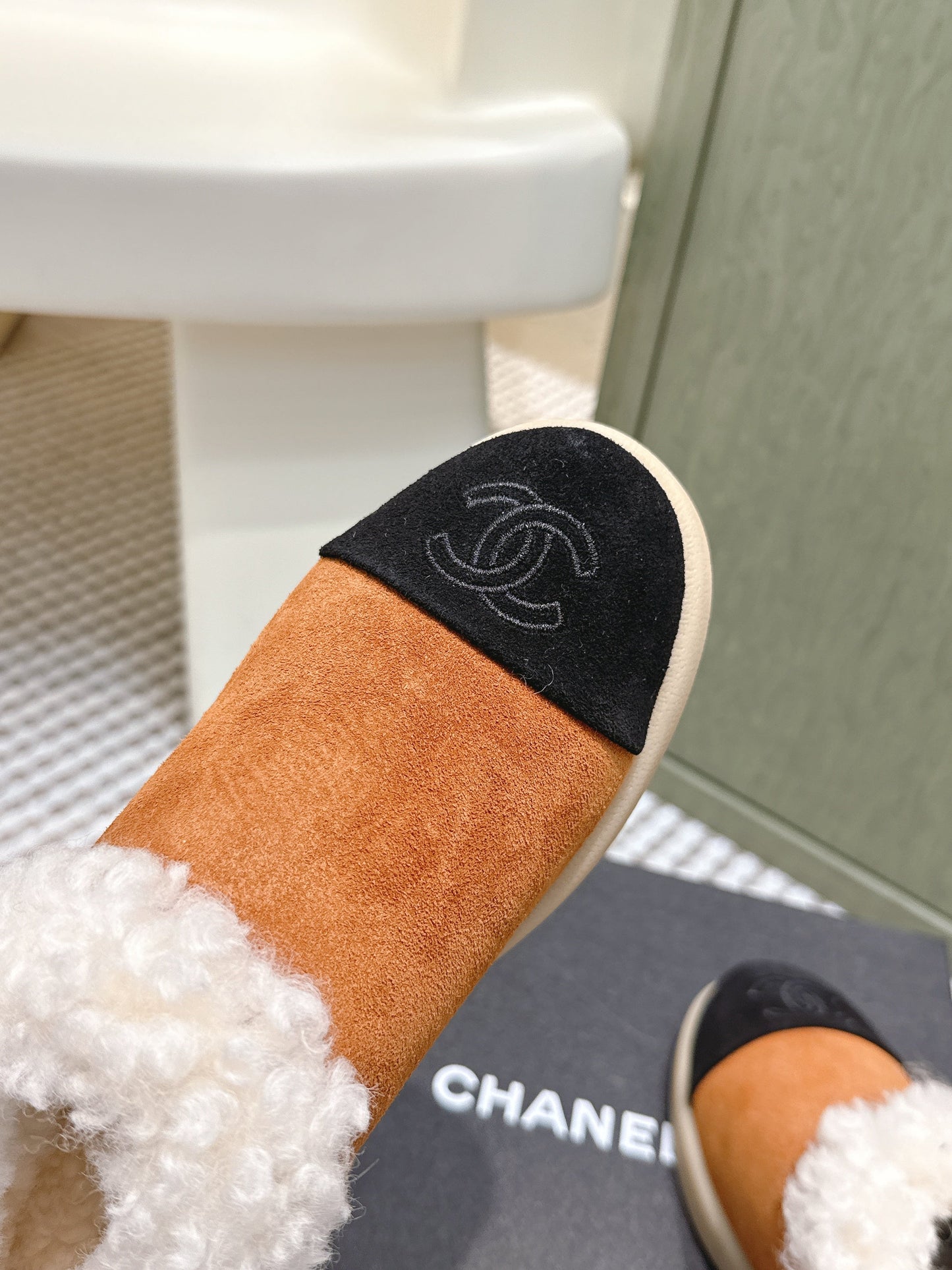 CHANEL 25S SHORT SUEDE BOOTS IN CARAMEL AND BLACK WITH SHEEPSKIN LINING - 35