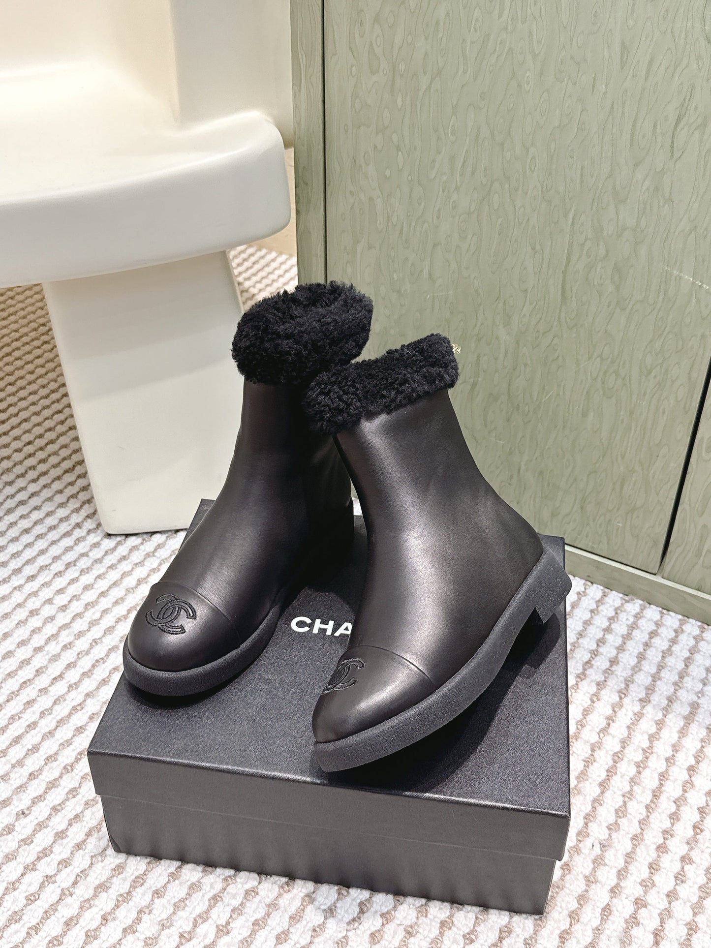 CHANEL 25S CALF-HIGH BOOTS IN BLACK CALFSKIN LINED WITH SHEEPSKIN - 35
