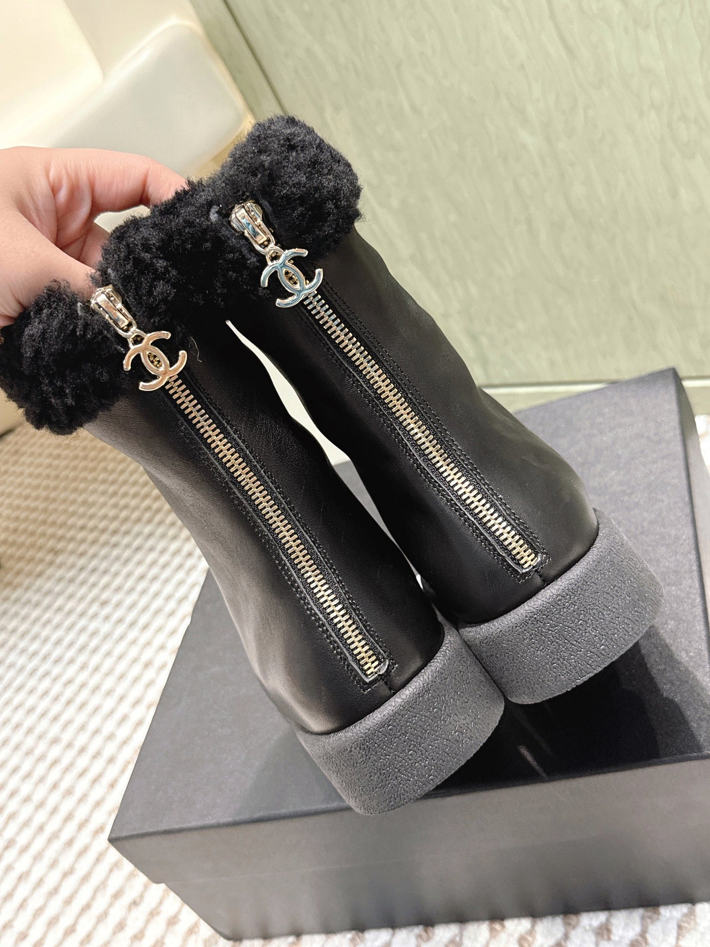 CHANEL 25S CALF-HIGH BOOTS IN BLACK CALFSKIN LINED WITH SHEEPSKIN - 35