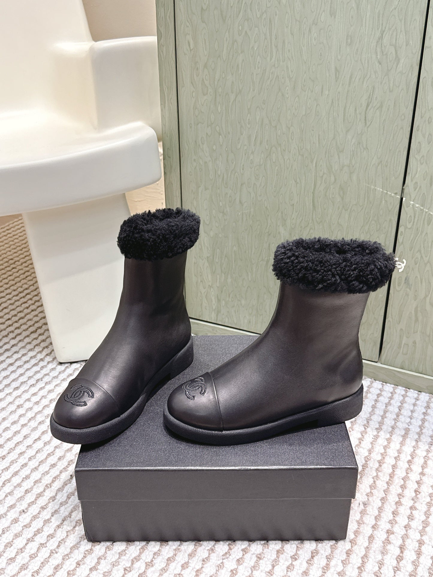 CHANEL 25S CALF-HIGH BOOTS IN BLACK CALFSKIN LINED WITH SHEEPSKIN - 35