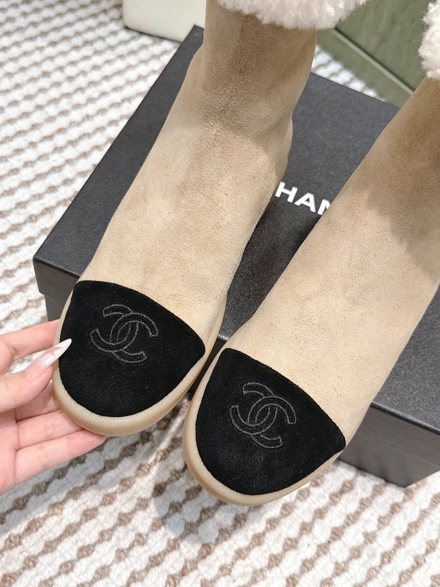 CHANEL 25S CALF-HIGH BOOTS IN BLACK AND BEIGE SUEDE LINED WITH SHEEPSKIN - 35