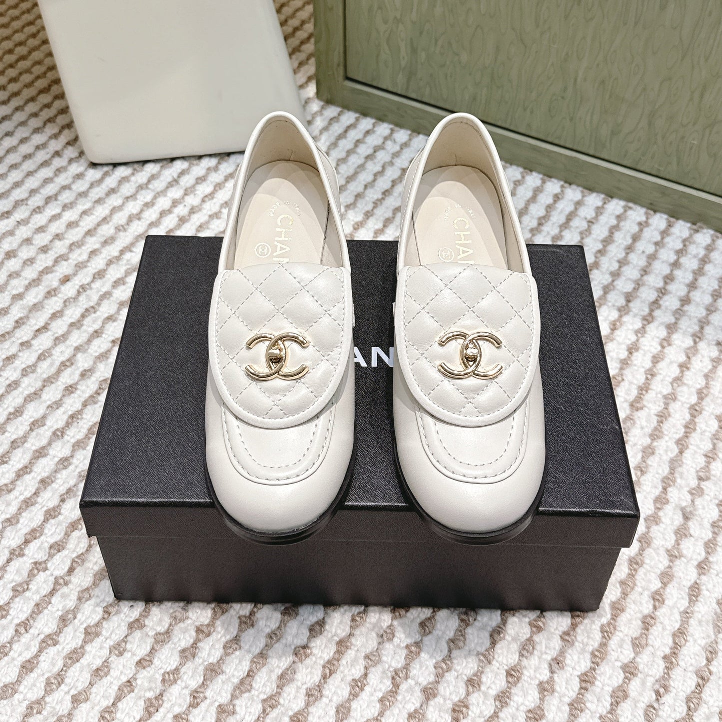 CHANEL 25S LOAFERS MOCCASIN 65MM IN WHITE CALFSKIN GOLD HARDWARE - 35
