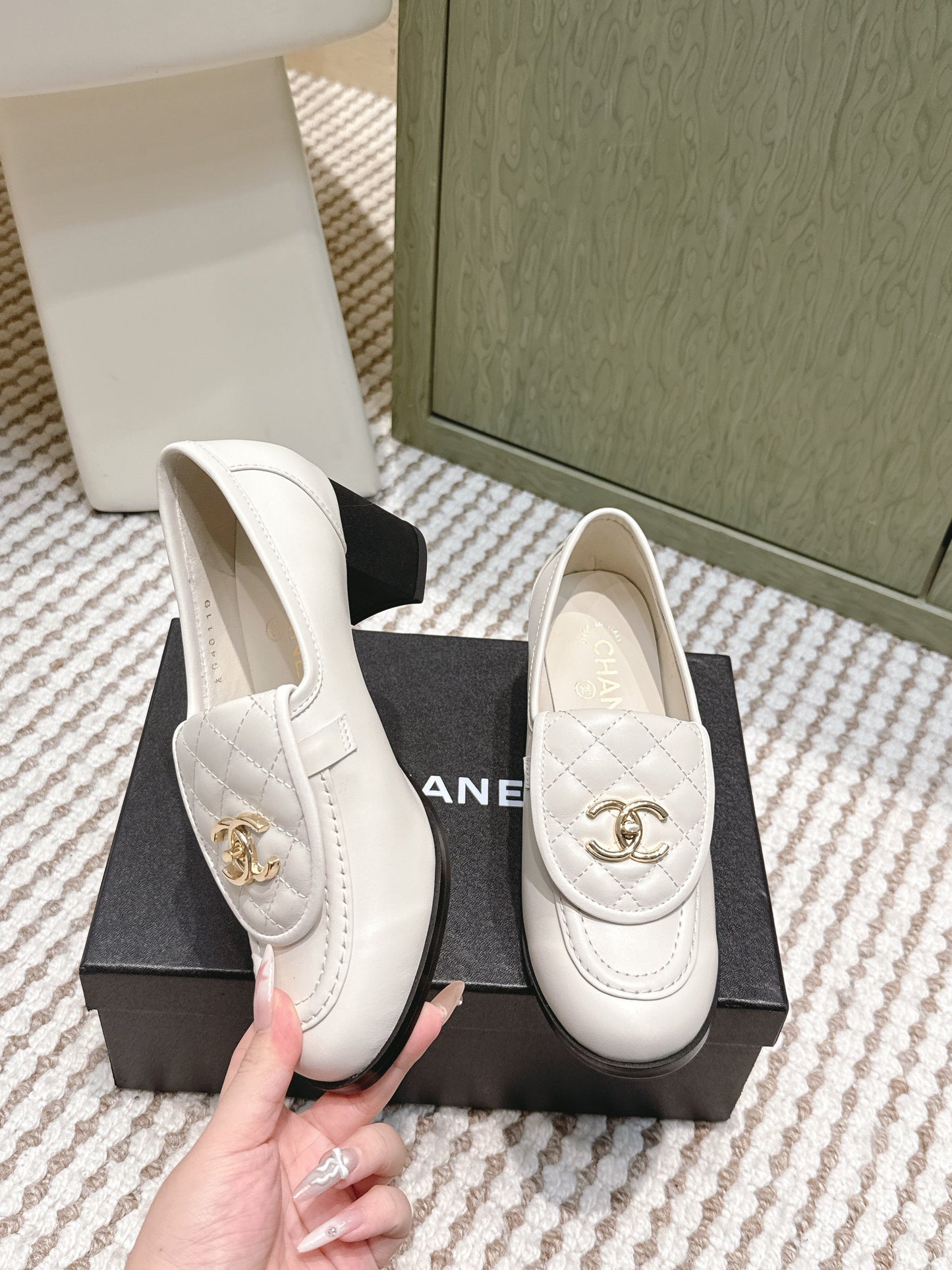 CHANEL 25S LOAFERS MOCCASIN 65MM IN WHITE CALFSKIN GOLD HARDWARE - 35