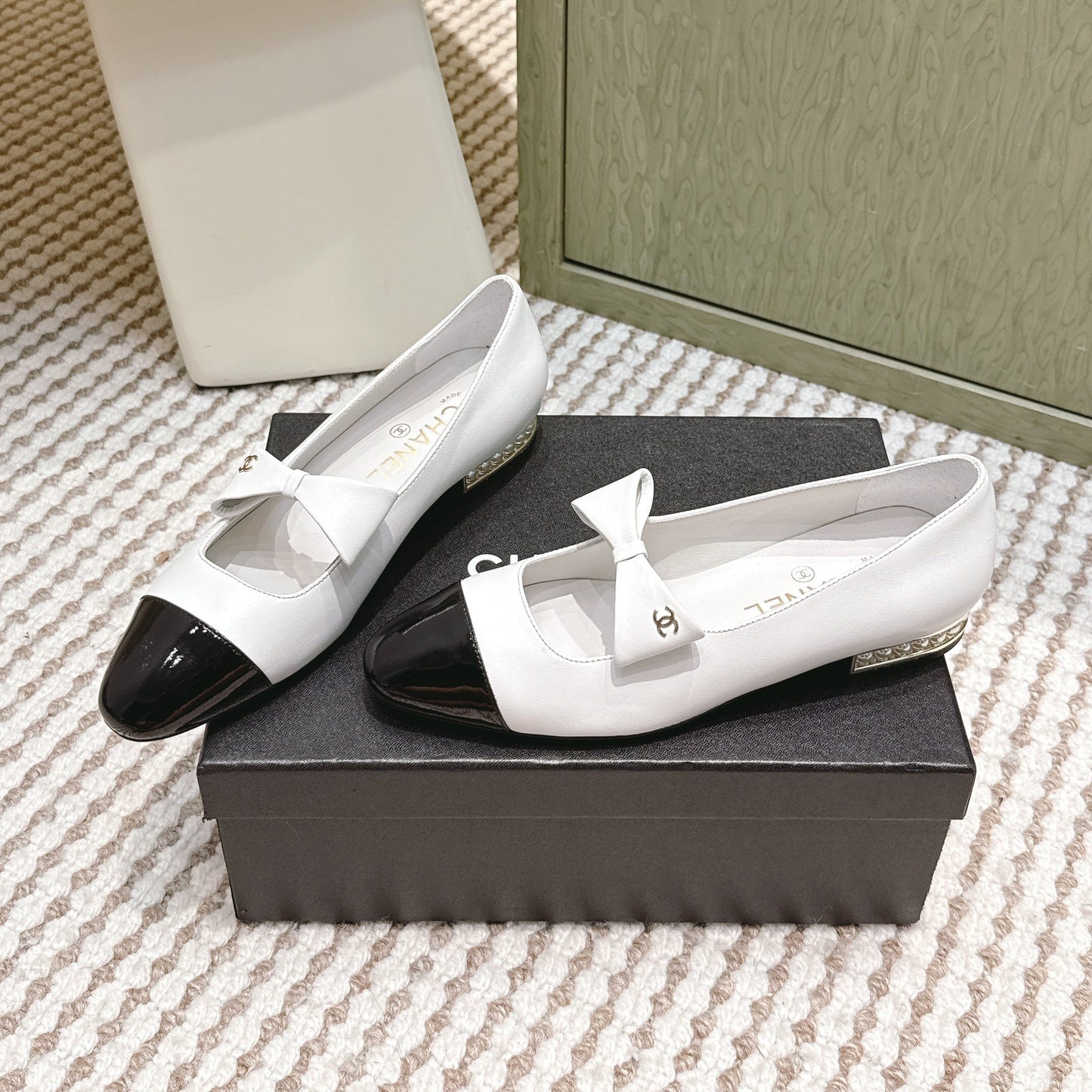 CHANEL 25S MARY JANE BALLET FLATS IN WHITE LAMBSKIN BLACK PATENT CAP TOE WITH BOW - 35