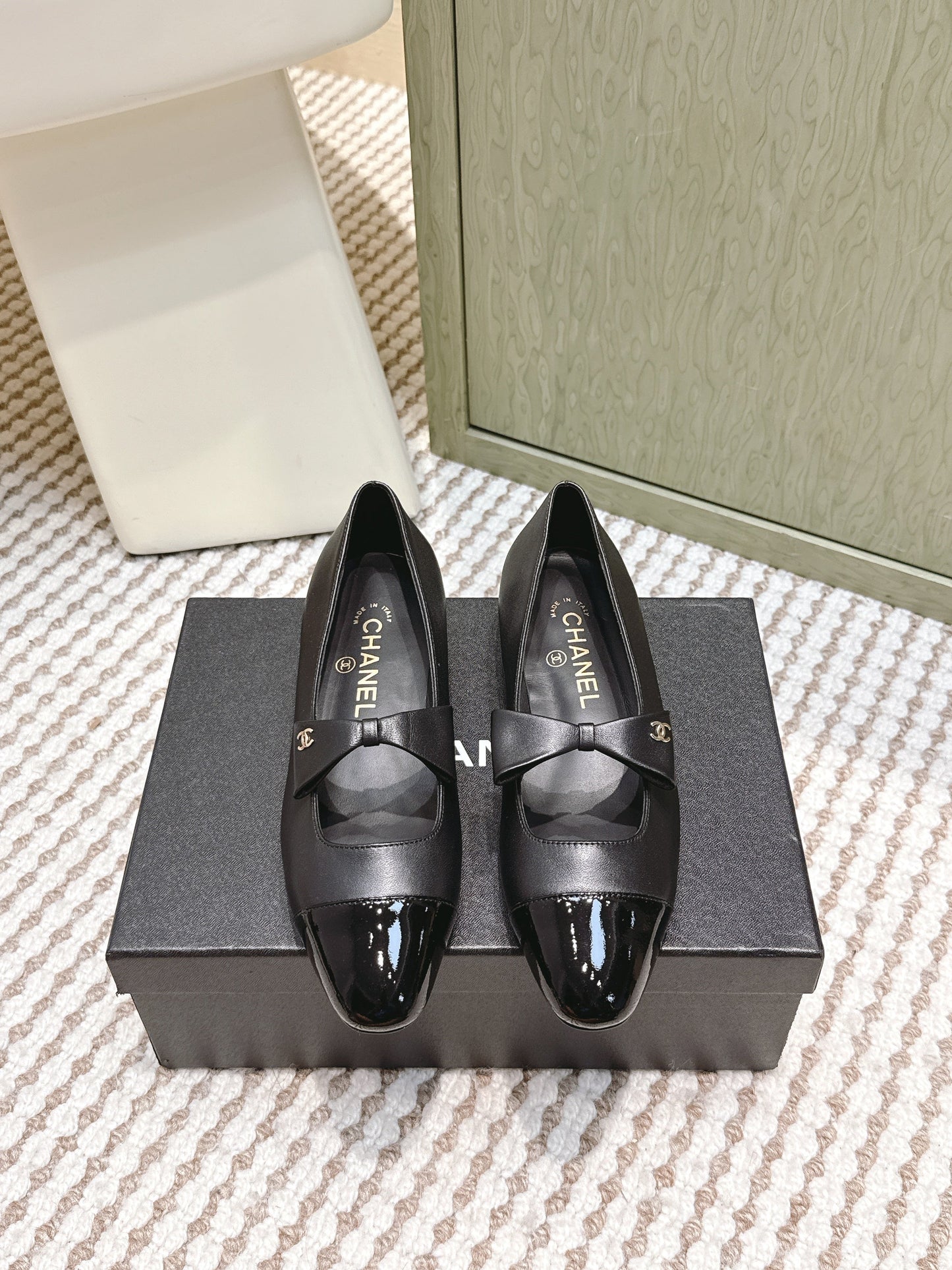 CHANEL 25S MARY JANE BALLET FLATS IN BLACK LAMBSKIN PATENT CAP TOE WITH BOW - 35