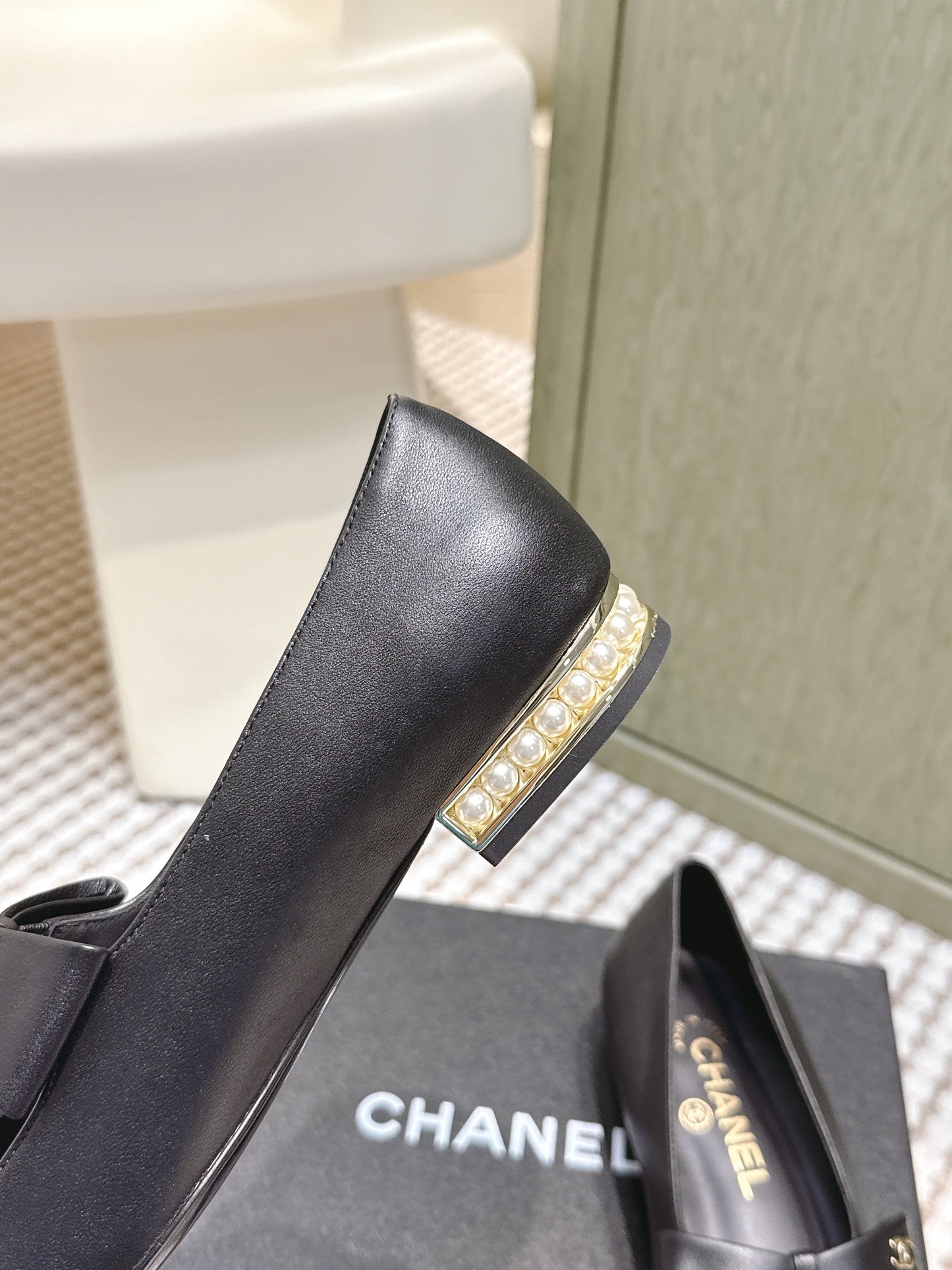 CHANEL 25S MARY JANE BALLET FLATS IN BLACK LAMBSKIN PATENT CAP TOE WITH BOW - 35