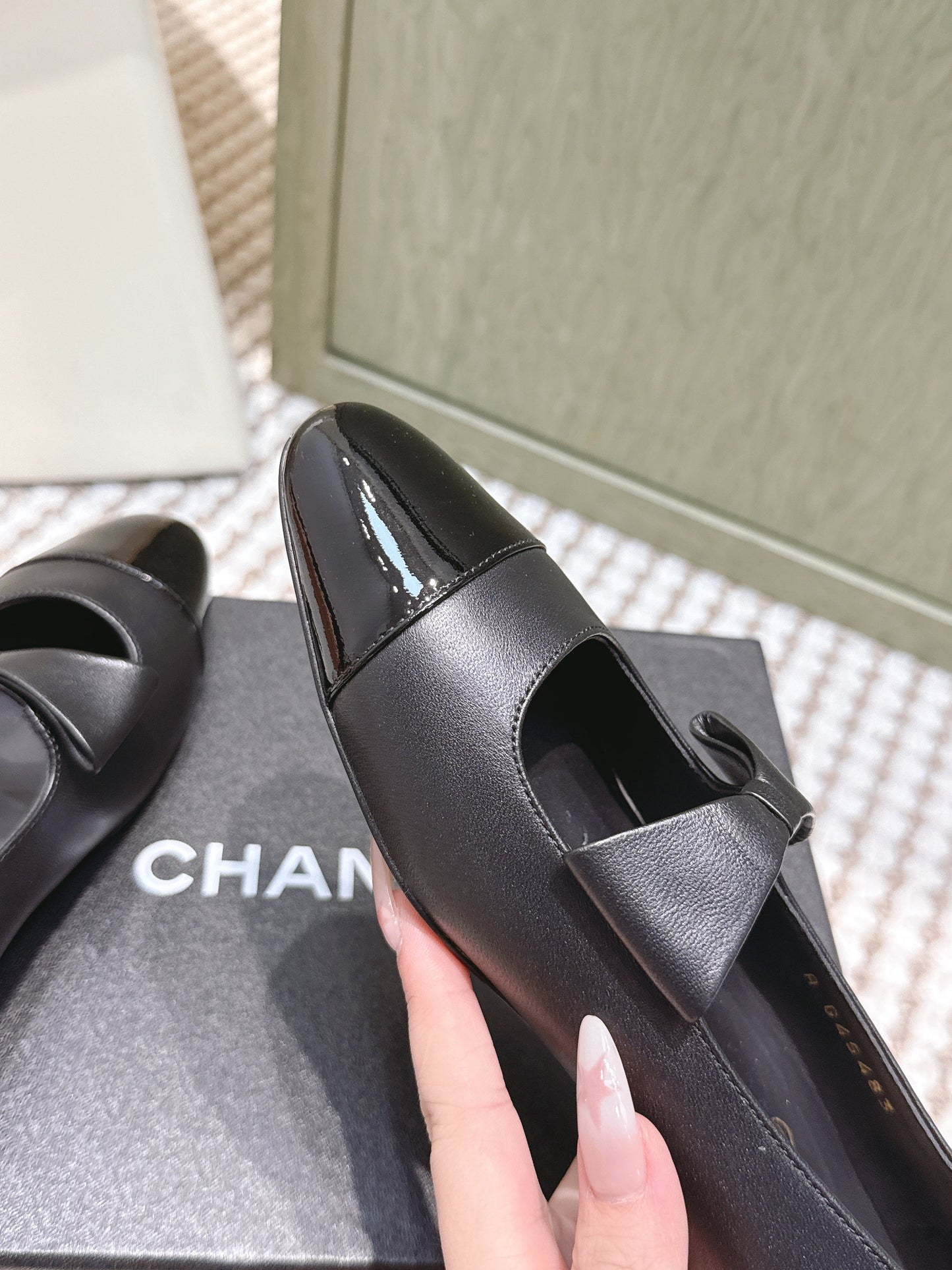 CHANEL 25S MARY JANE BALLET FLATS IN BLACK LAMBSKIN PATENT CAP TOE WITH BOW - 35