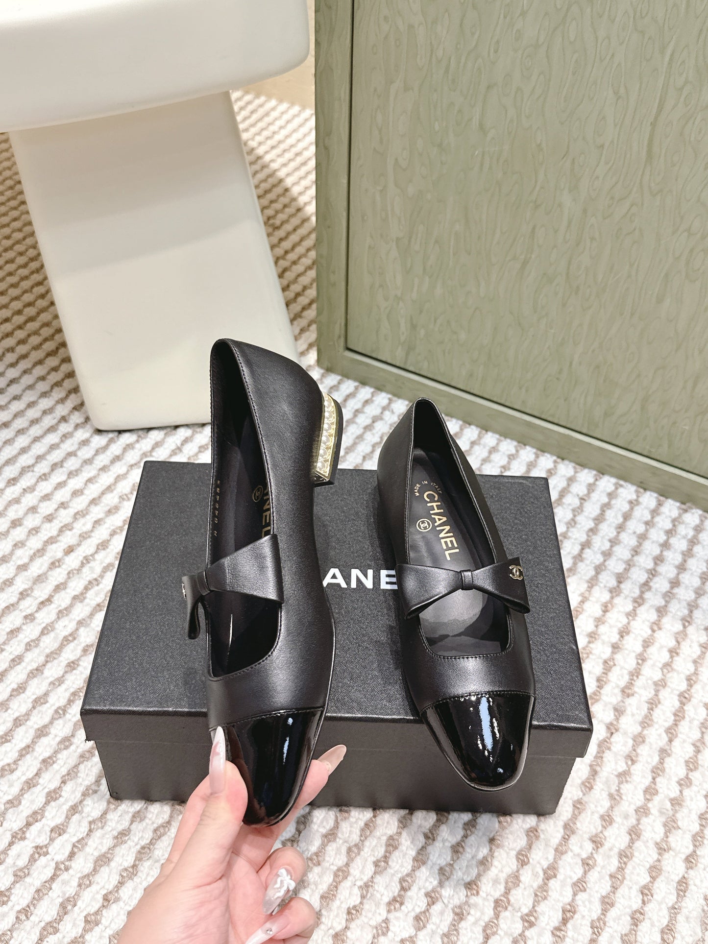 CHANEL 25S MARY JANE BALLET FLATS IN BLACK LAMBSKIN PATENT CAP TOE WITH BOW - 35