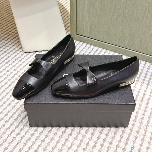 CHANEL 25S MARY JANE BALLET FLATS IN BLACK LAMBSKIN PATENT CAP TOE WITH BOW - 35