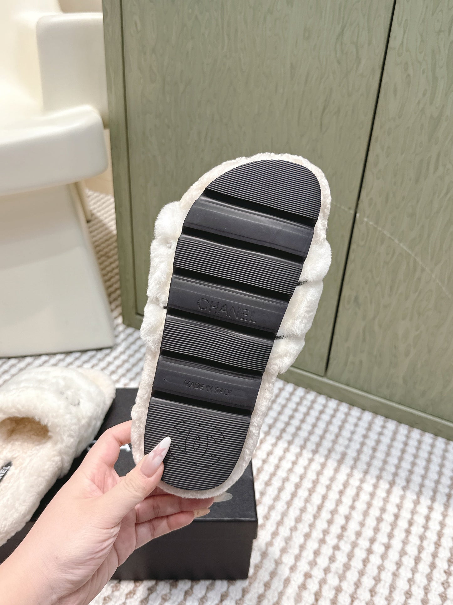 CHANEL 25S FLUFFY SLIDERS IN BEIGE AND WHITE - 35