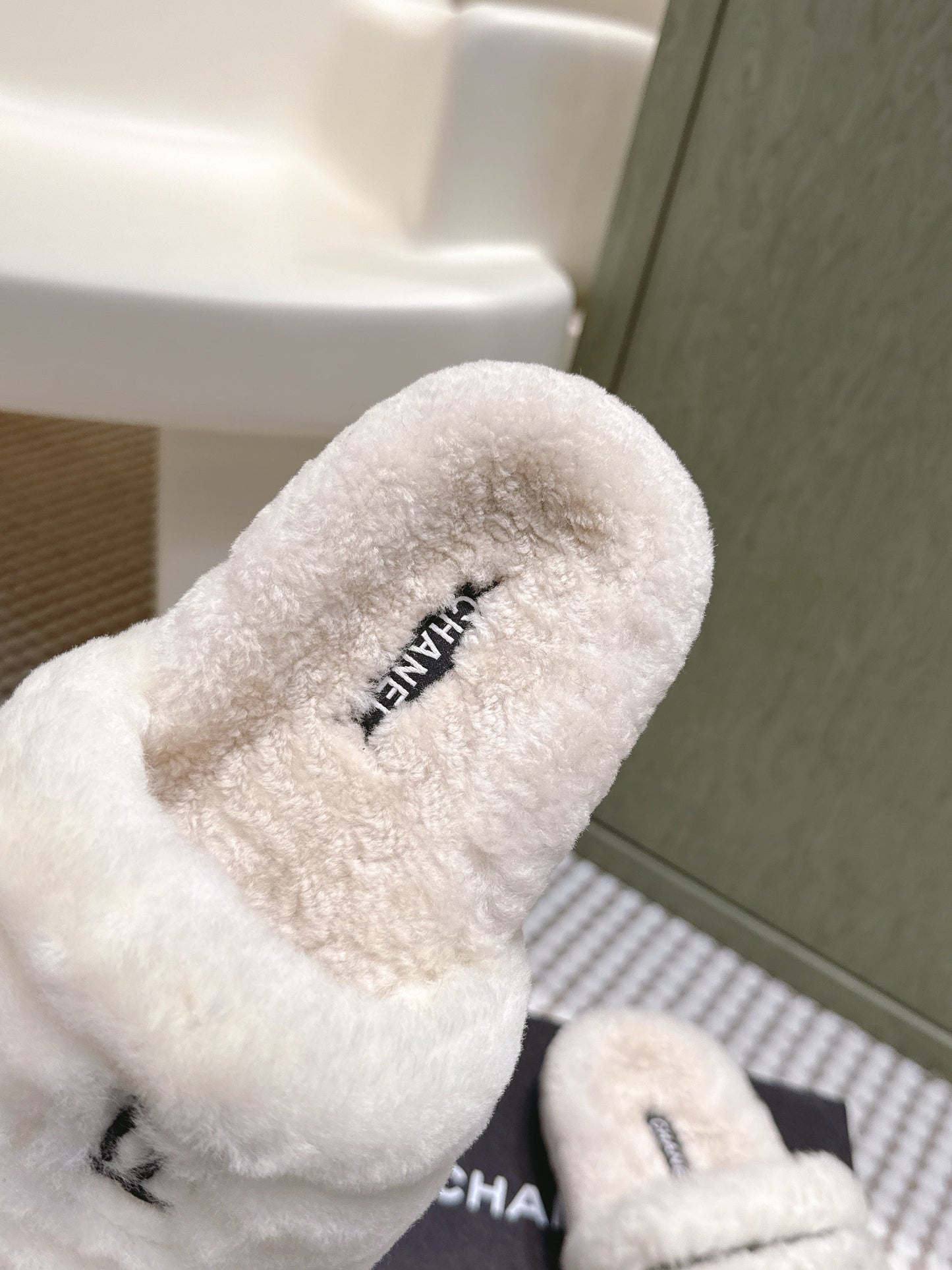 CHANEL 25S FLUFFY SLIDERS IN BEIGE AND WHITE - 35