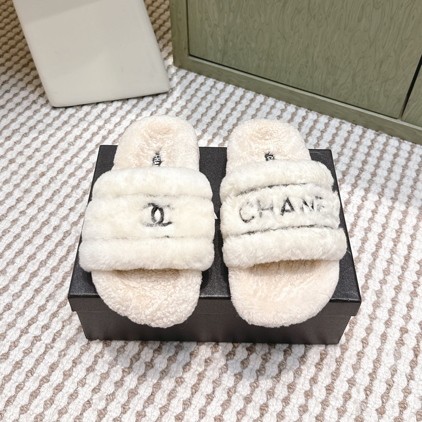 CHANEL 25S FLUFFY SLIDERS IN BEIGE AND WHITE - 35