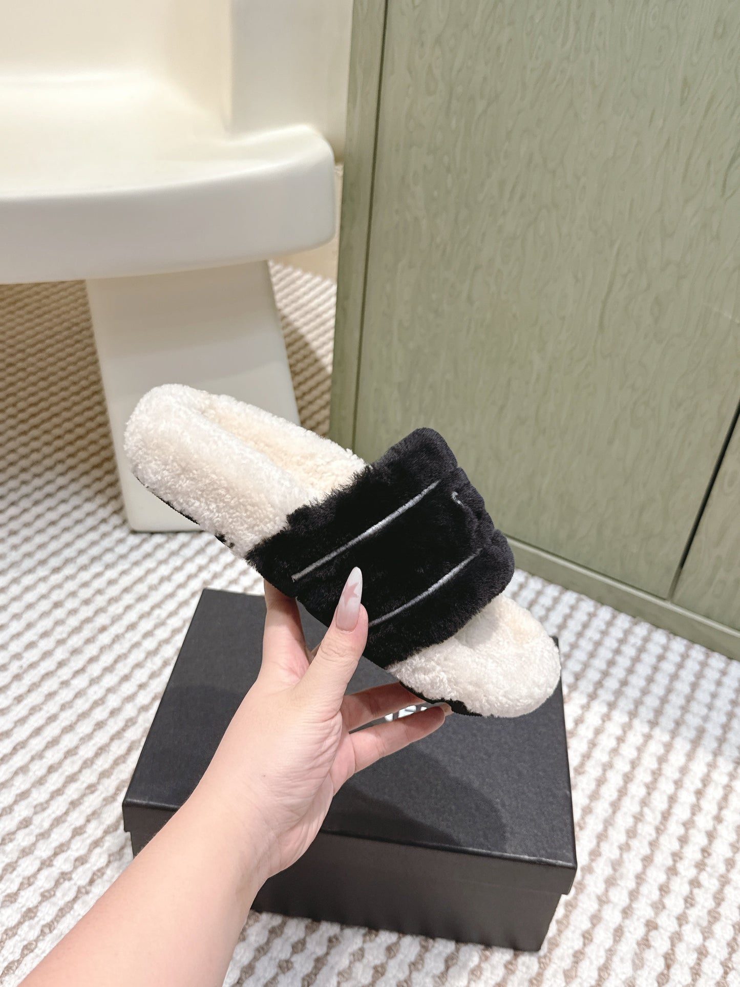 CHANEL 25S FLUFFY SLIDERS IN BEIGE AND BLACK - 35