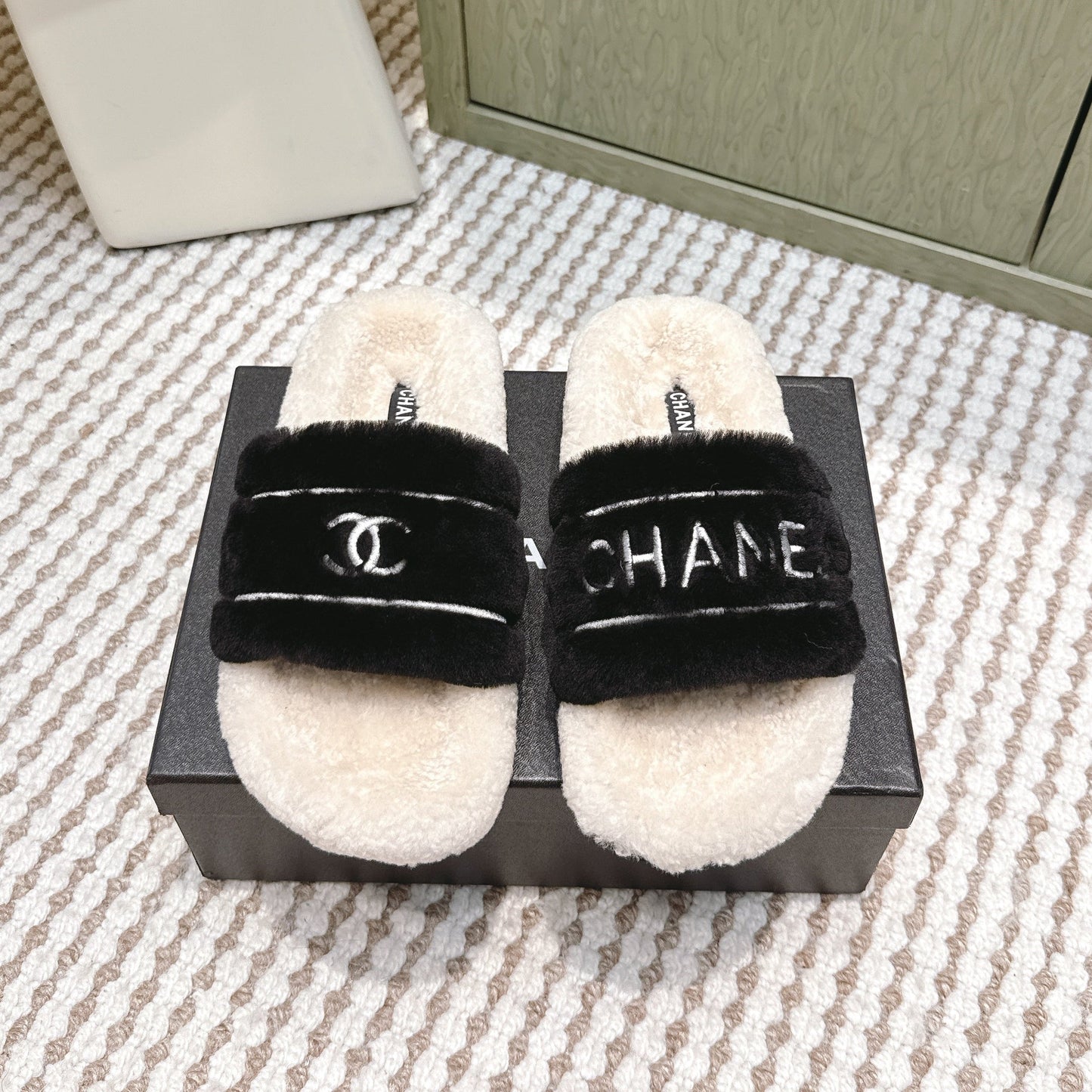 CHANEL 25S FLUFFY SLIDERS IN BEIGE AND BLACK - 35
