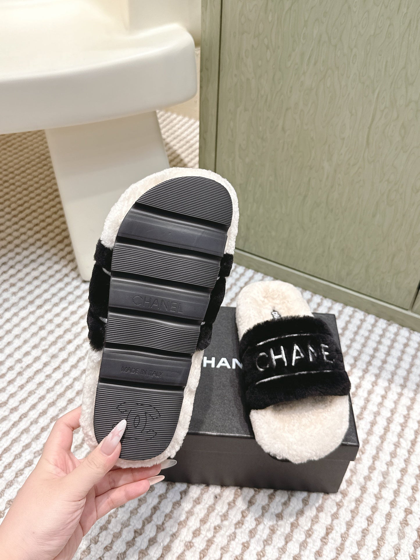 CHANEL 25S FLUFFY SLIDERS IN BEIGE AND BLACK - 35