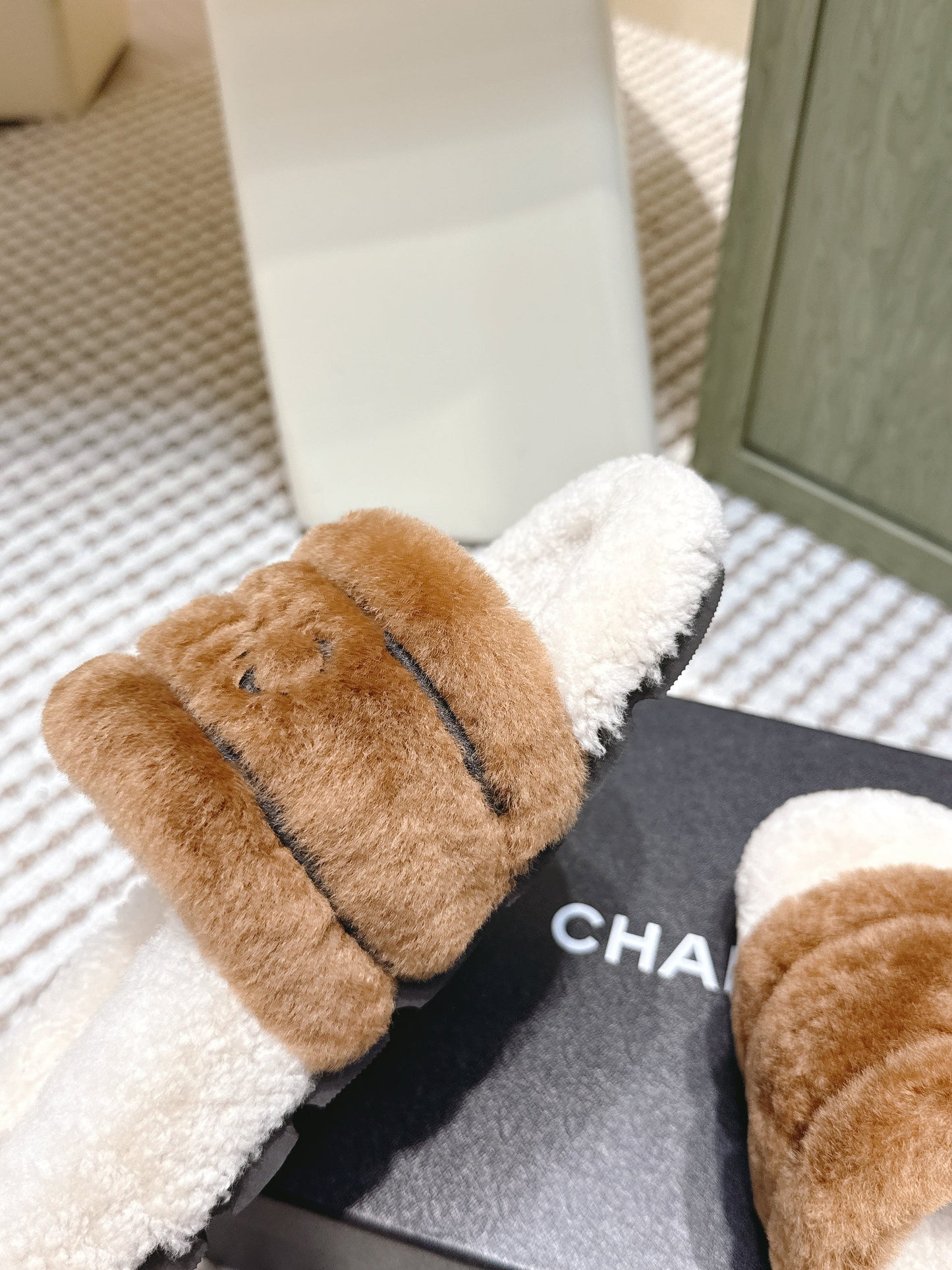 CHANEL 25S FLUFFY SLIDERS IN BEIGE AND CARAMEL - 35