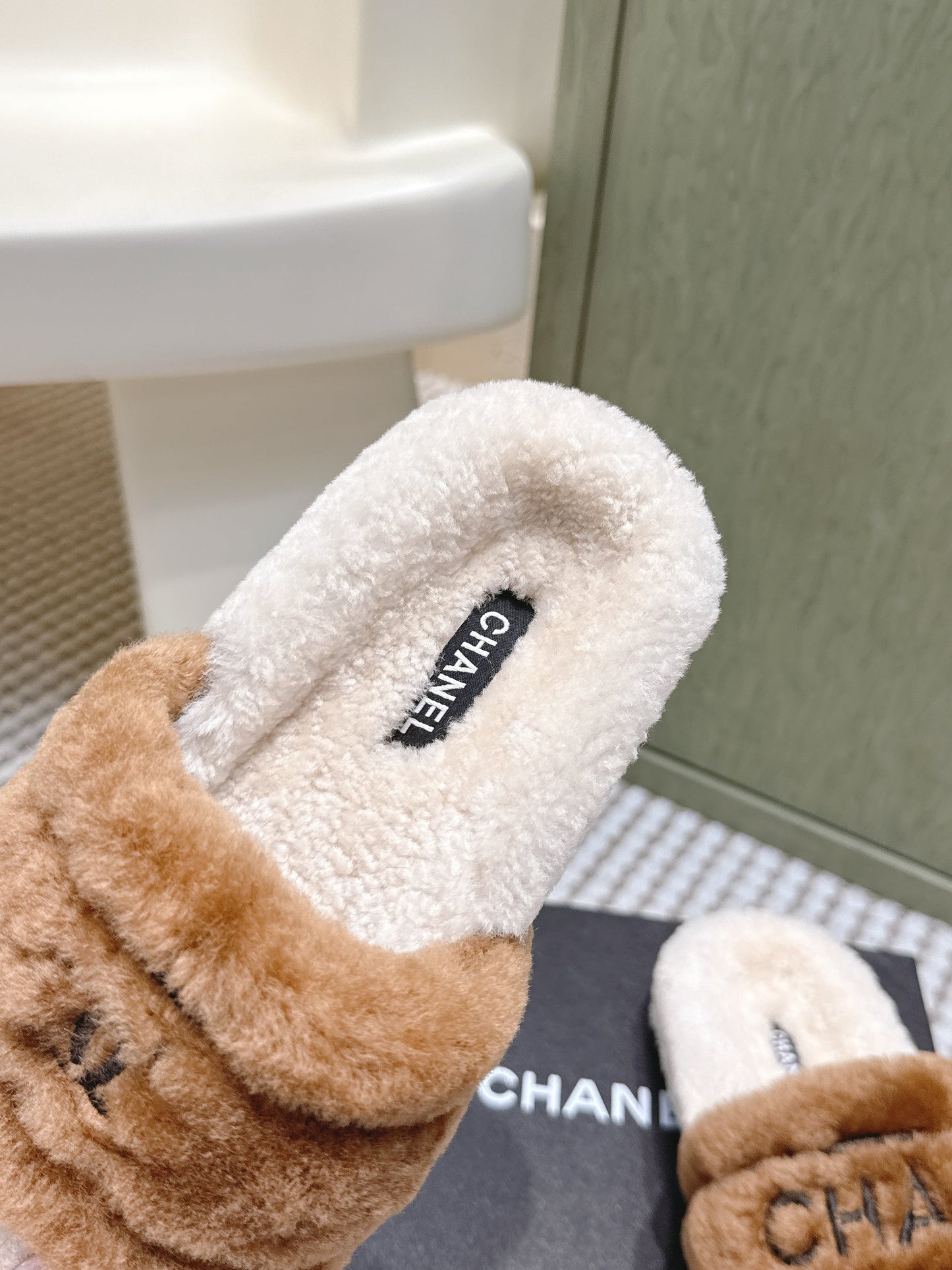 CHANEL 25S FLUFFY SLIDERS IN BEIGE AND CARAMEL - 35