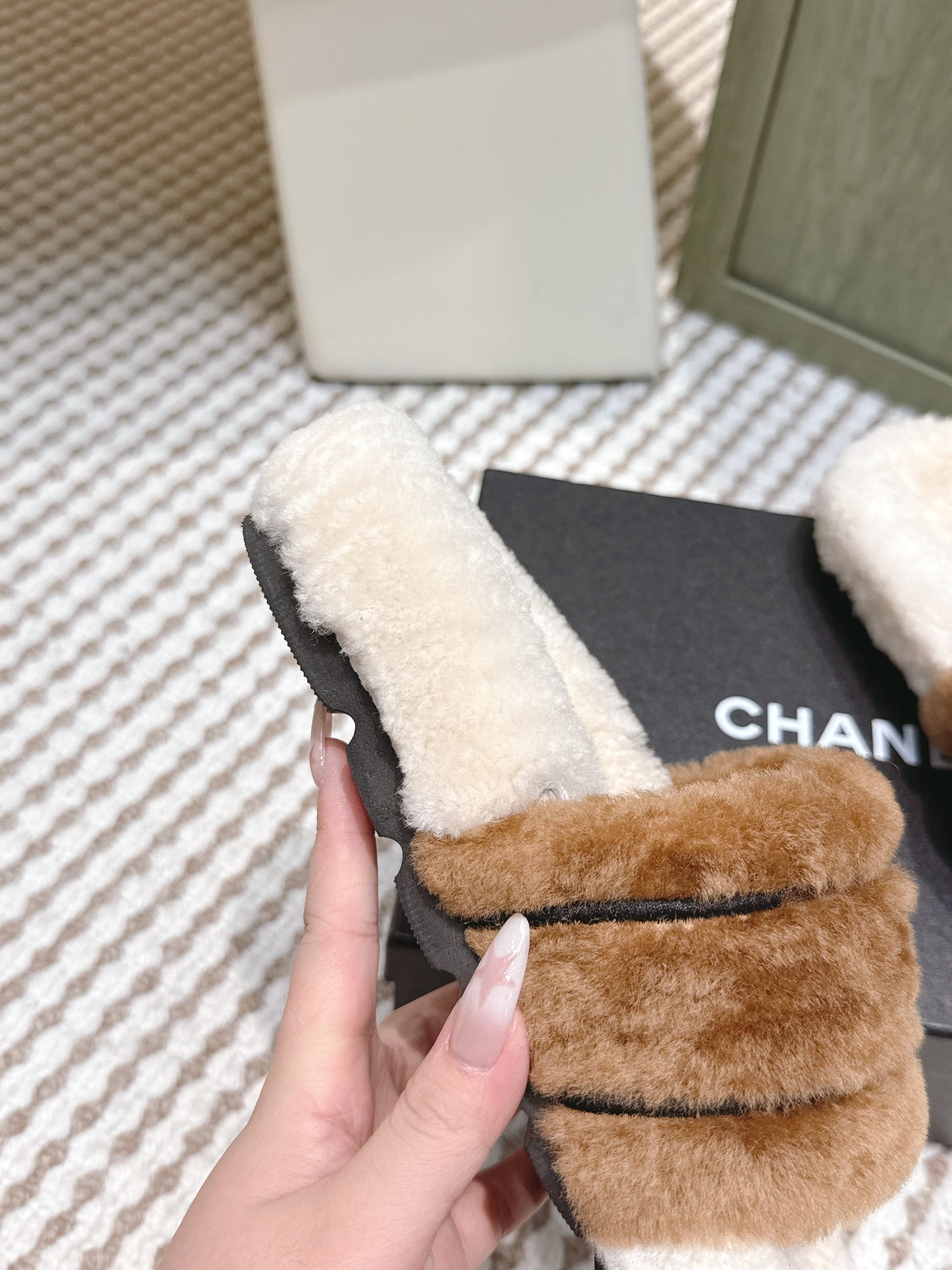 CHANEL 25S FLUFFY SLIDERS IN BEIGE AND CARAMEL - 35
