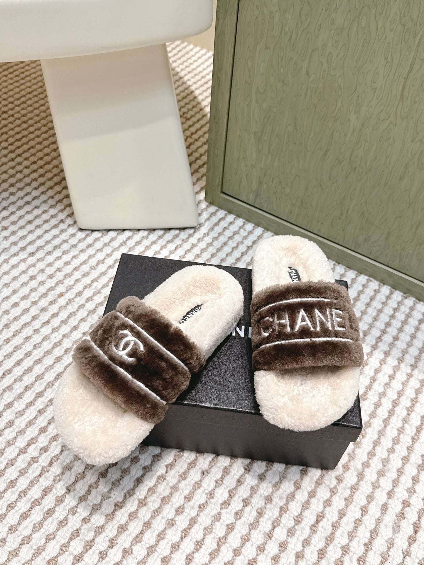 CHANEL 25S FLUFFY SLIDERS IN BEIGE AND BROWN - 35