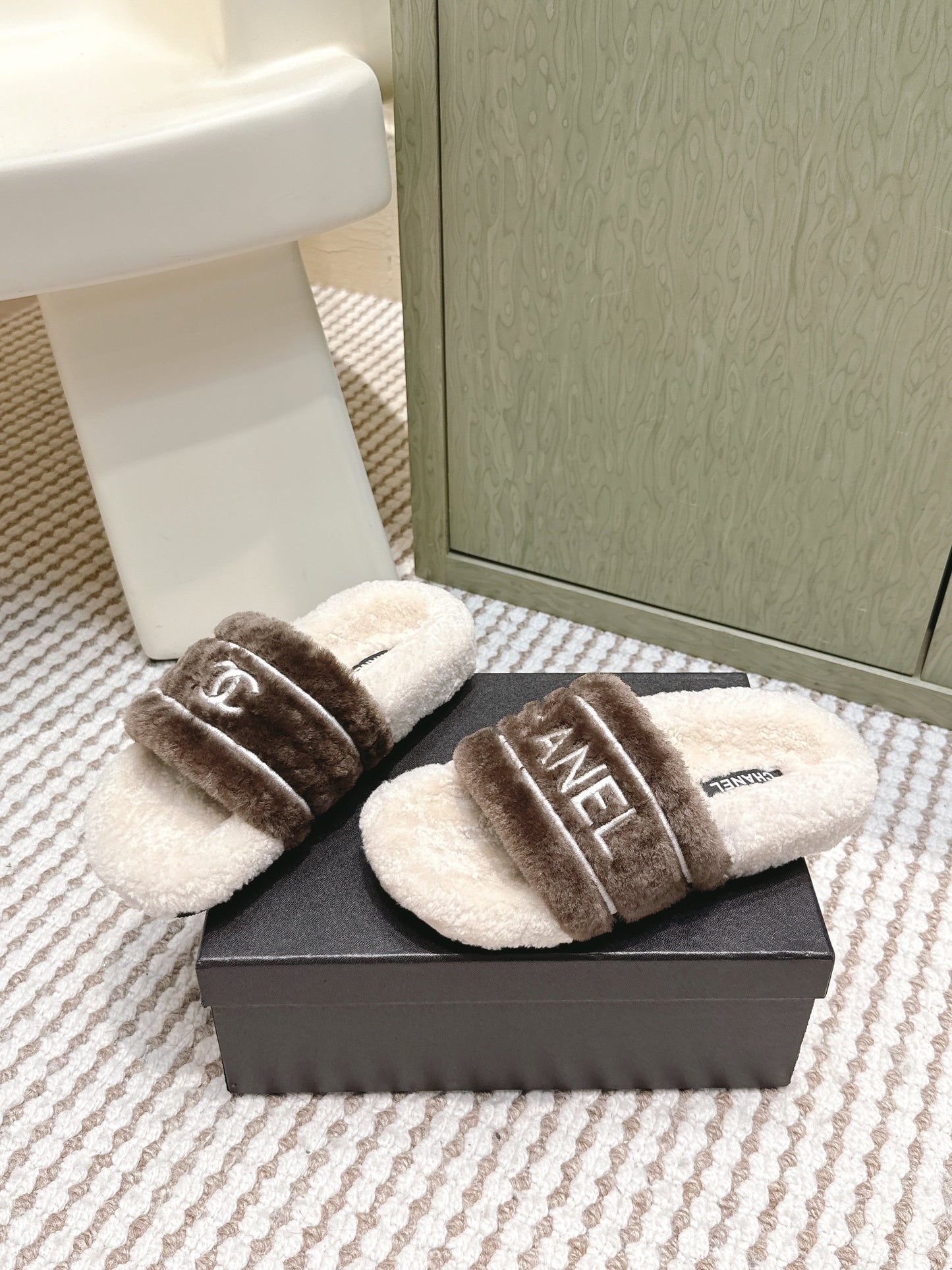 CHANEL 25S FLUFFY SLIDERS IN BEIGE AND BROWN - 35