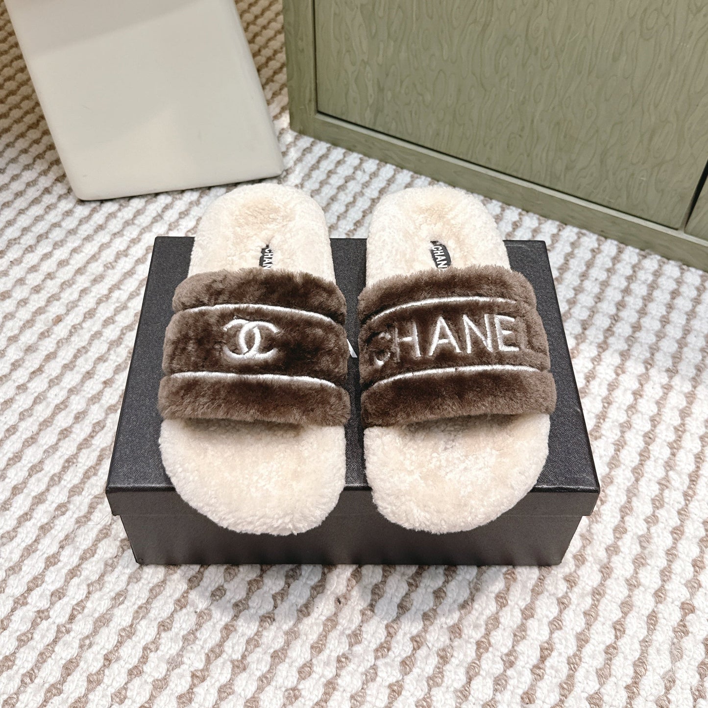 CHANEL 25S FLUFFY SLIDERS IN BEIGE AND BROWN - 35