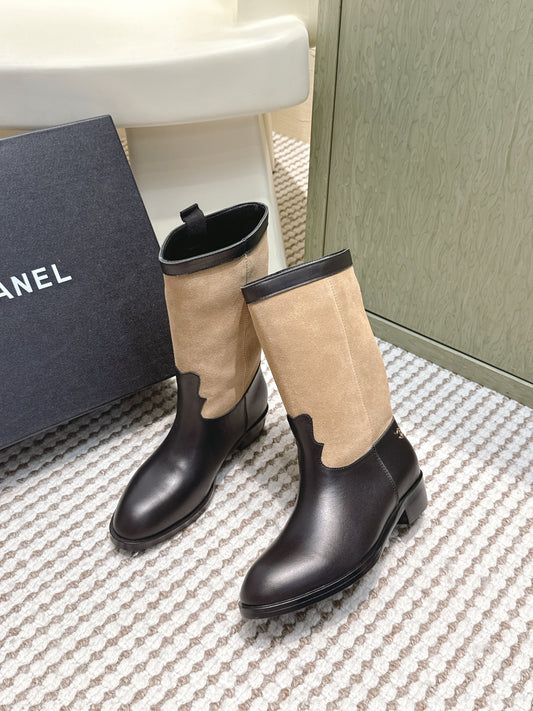 ЧОБОТИ CHANEL 25S СЕРЕДНЬОЇ ДОВЖИНИ З КОРИЧНЕВО-РУДОЇ ЗАМШІ ТА ЧОРНОЇ ТЕЛЯЧОЇ ШКІРИ - 35