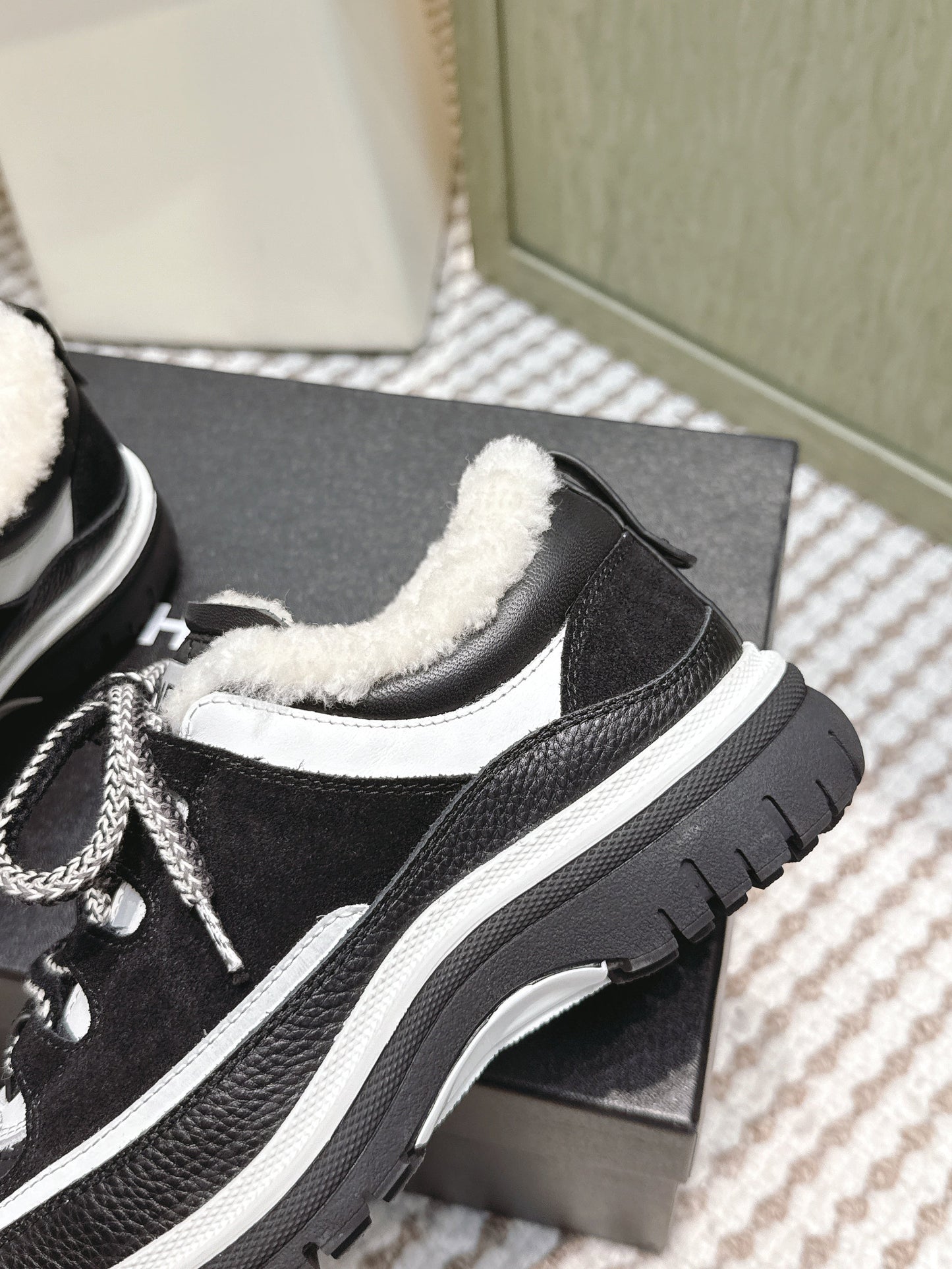 CHANEL 25S THICK-SOLE SNEAKERS IN BLACK AND WHITE CALFSKIN WITH FUR LINING - 35