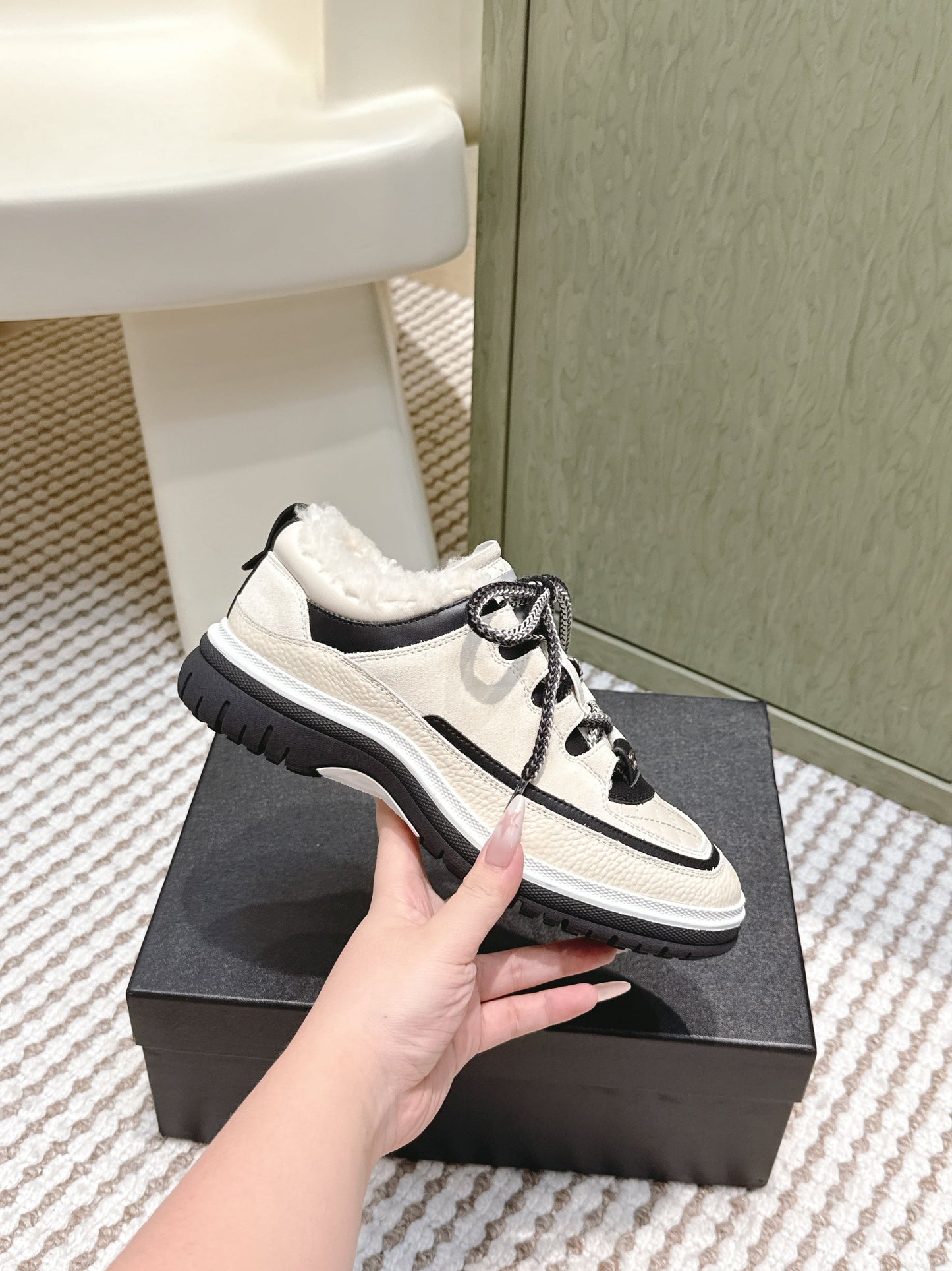 CHANEL 25S THICK-SOLE SNEAKERS IN WHITE AND BLACK CALFSKIN WITH FUR LINING - 35