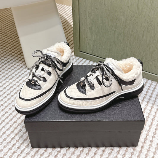 CHANEL 25S THICK-SOLE SNEAKERS IN WHITE AND BLACK CALFSKIN WITH FUR LINING - 35