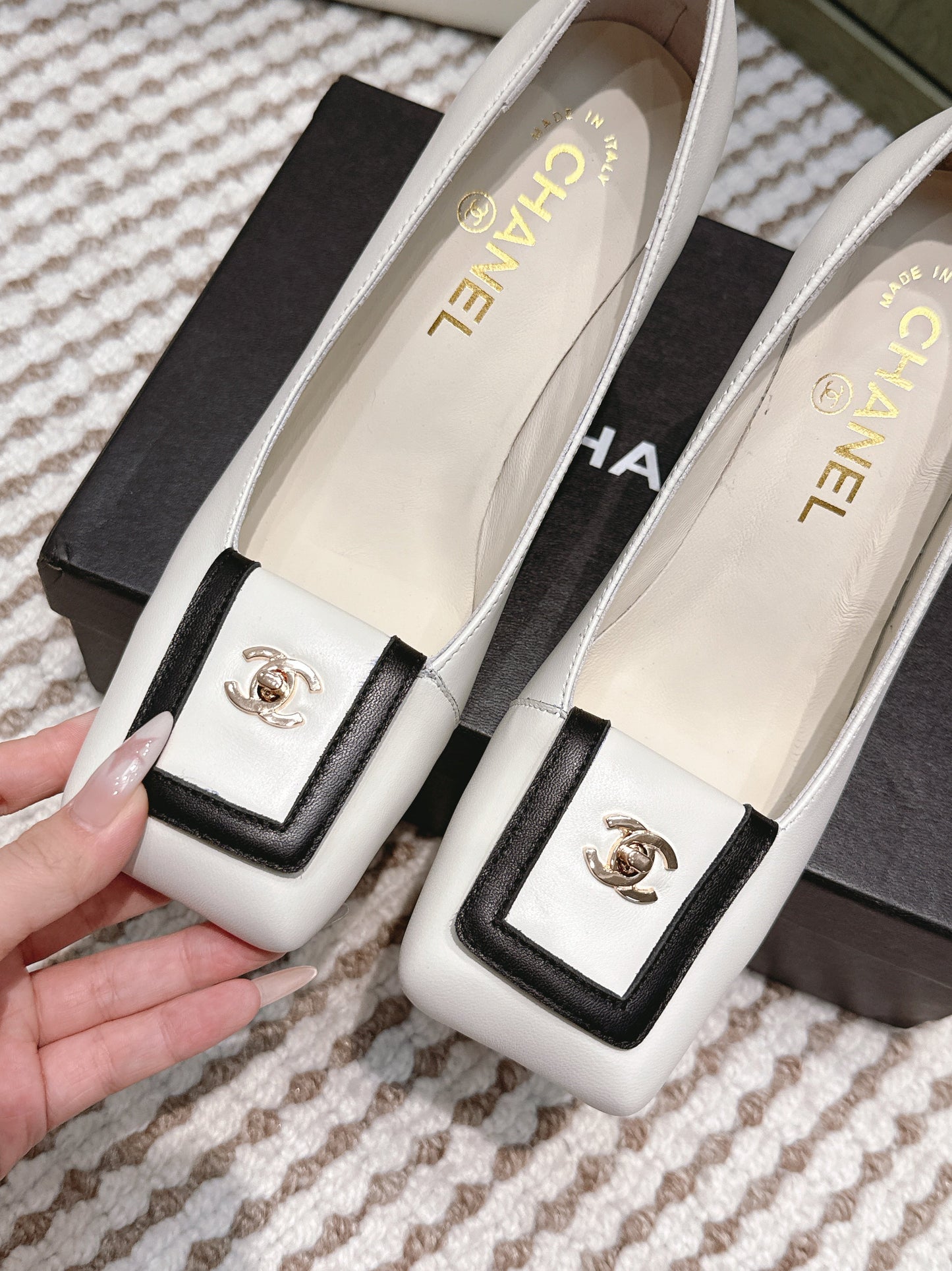 CHANEL 25S SLINGBACK SHOES 90MM IN WHITE CALFSKIN SQUARE TOE GOLD HARDWARE - 35