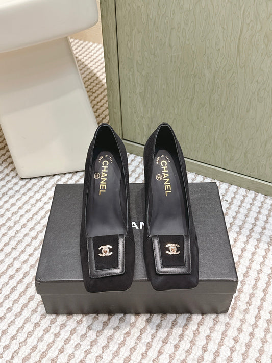 БОСОНІЖКИ CHANEL 25S SLINGBACK 90 ММ З ЧОРНОЇ ЗАМШІ З КВАДРАТНИМ НОСОМ, ЗОЛОТОЮ ФУРНІТУРОЮ - 35