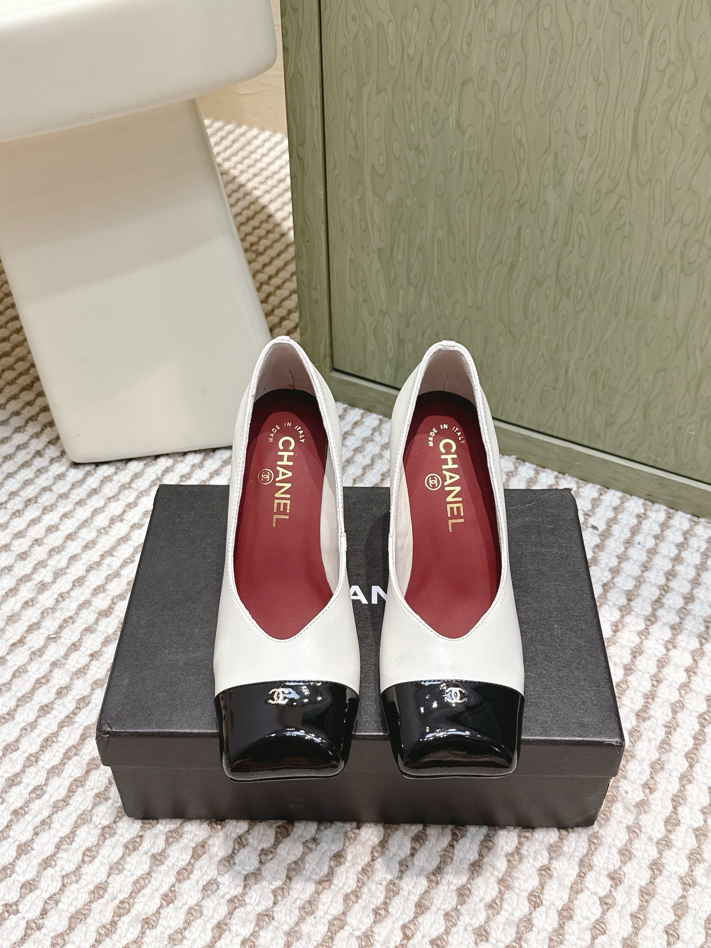 CHANEL 25S SQUARE-TOE HIGH HEELS 90MM IN WHITE AND BLACK CALFSKIN - 35